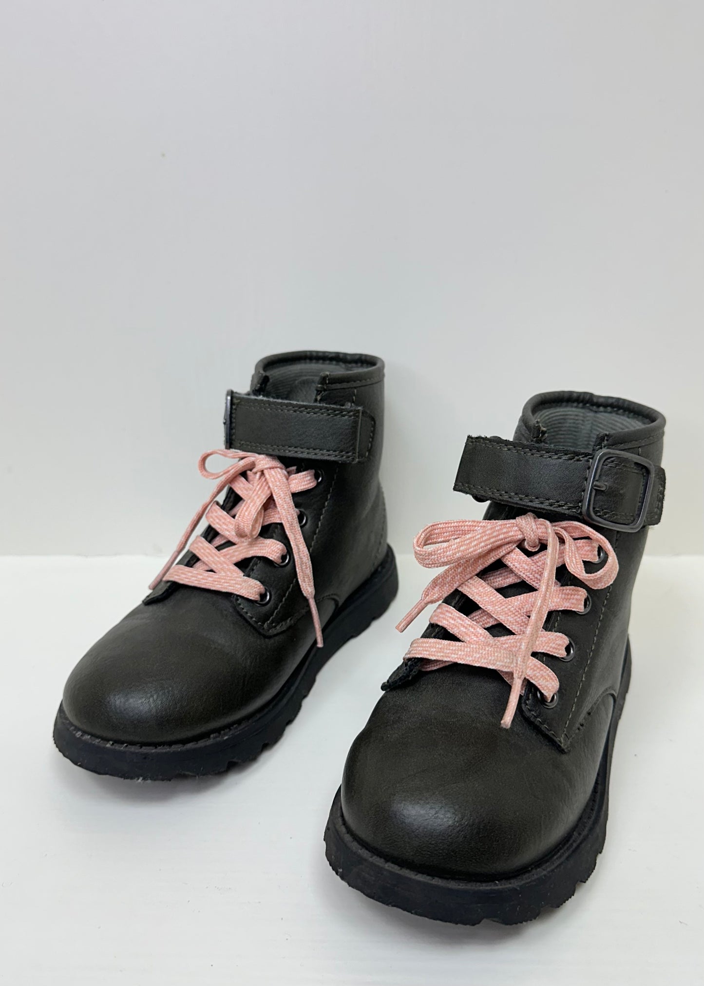 Botas de niña Carter’s🪁 Color chocolate y trenzas rosadas Talla 13