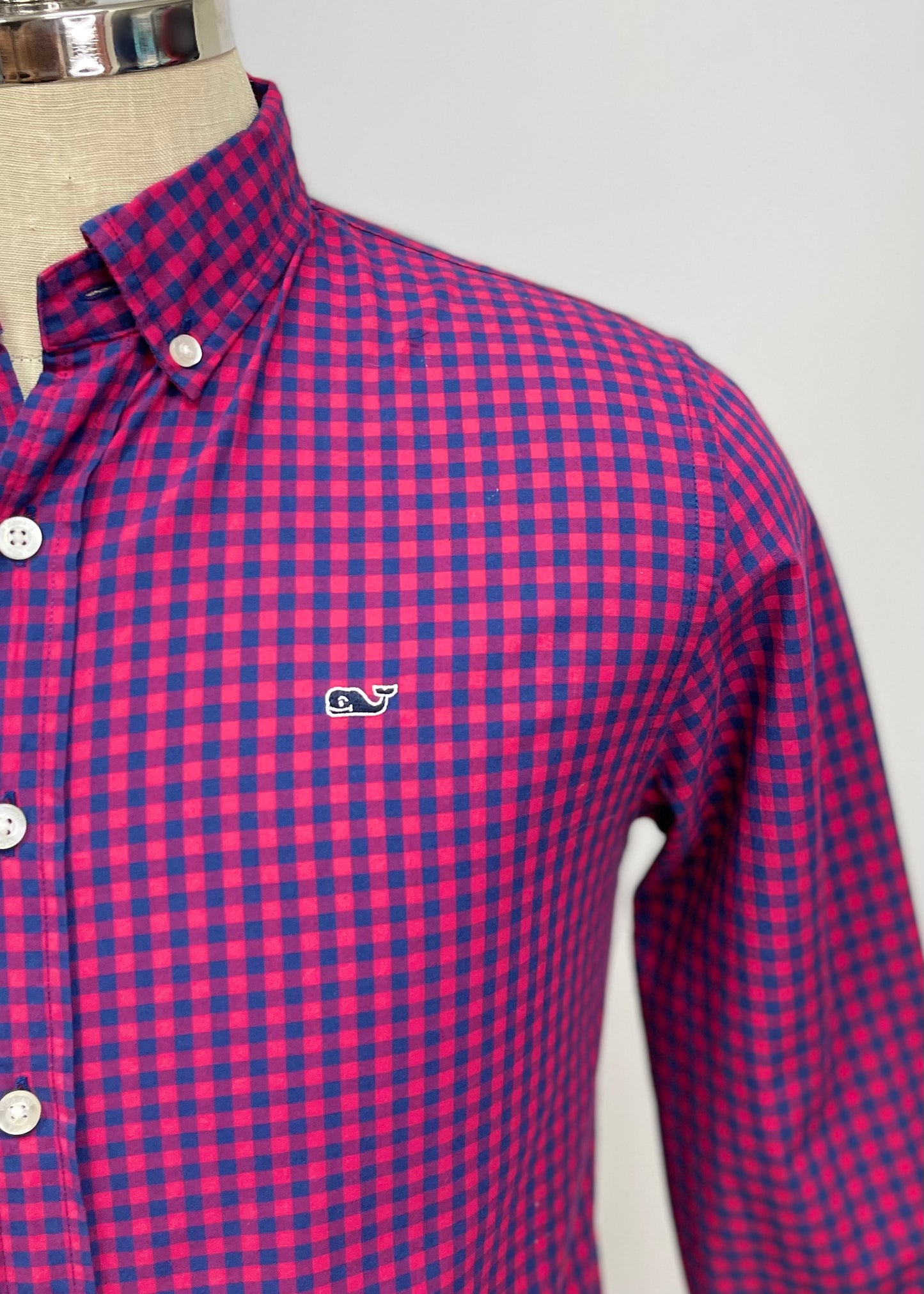 Camisa de niño Vineyard Vines 🐳 con patrón de cuadros en color rojo y azul Talla XL Entalle Regular