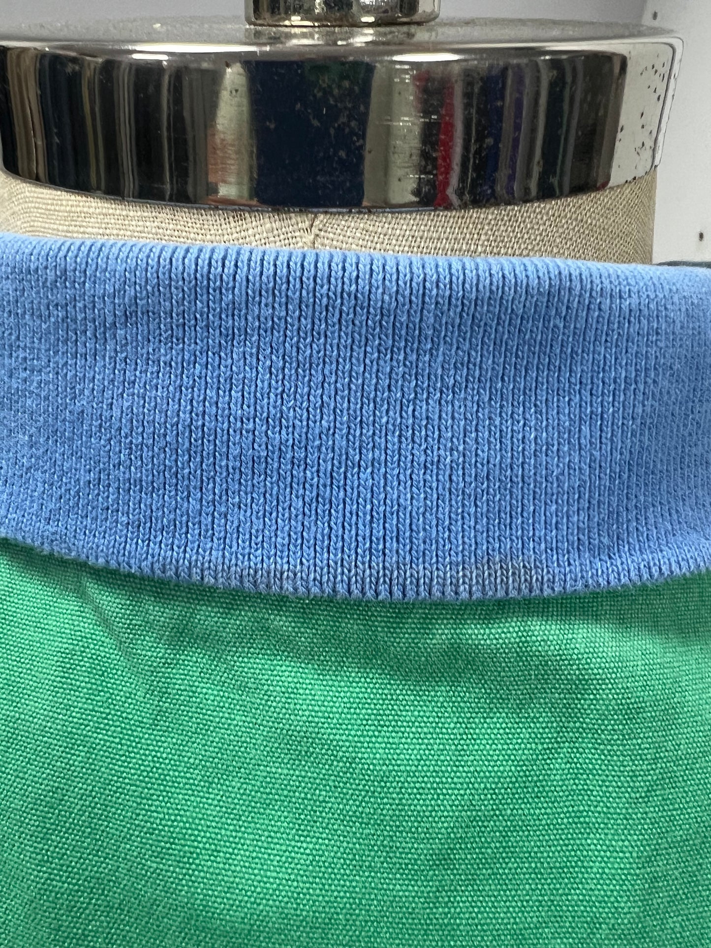 Camiseta Polo Vineyard Vines 🐳 color celeste de rayas blanco con hombro en verde Talla M Entalle Regular ( ver descripción)
