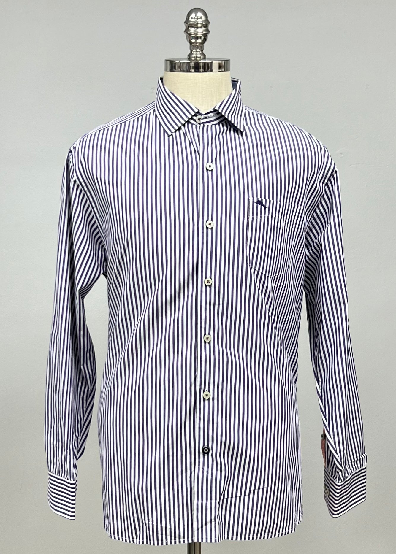 Camisa de botones Tommy Bahama 🐬 color Blanco con patron de rayas en color morado Talla L Entalle Clásico