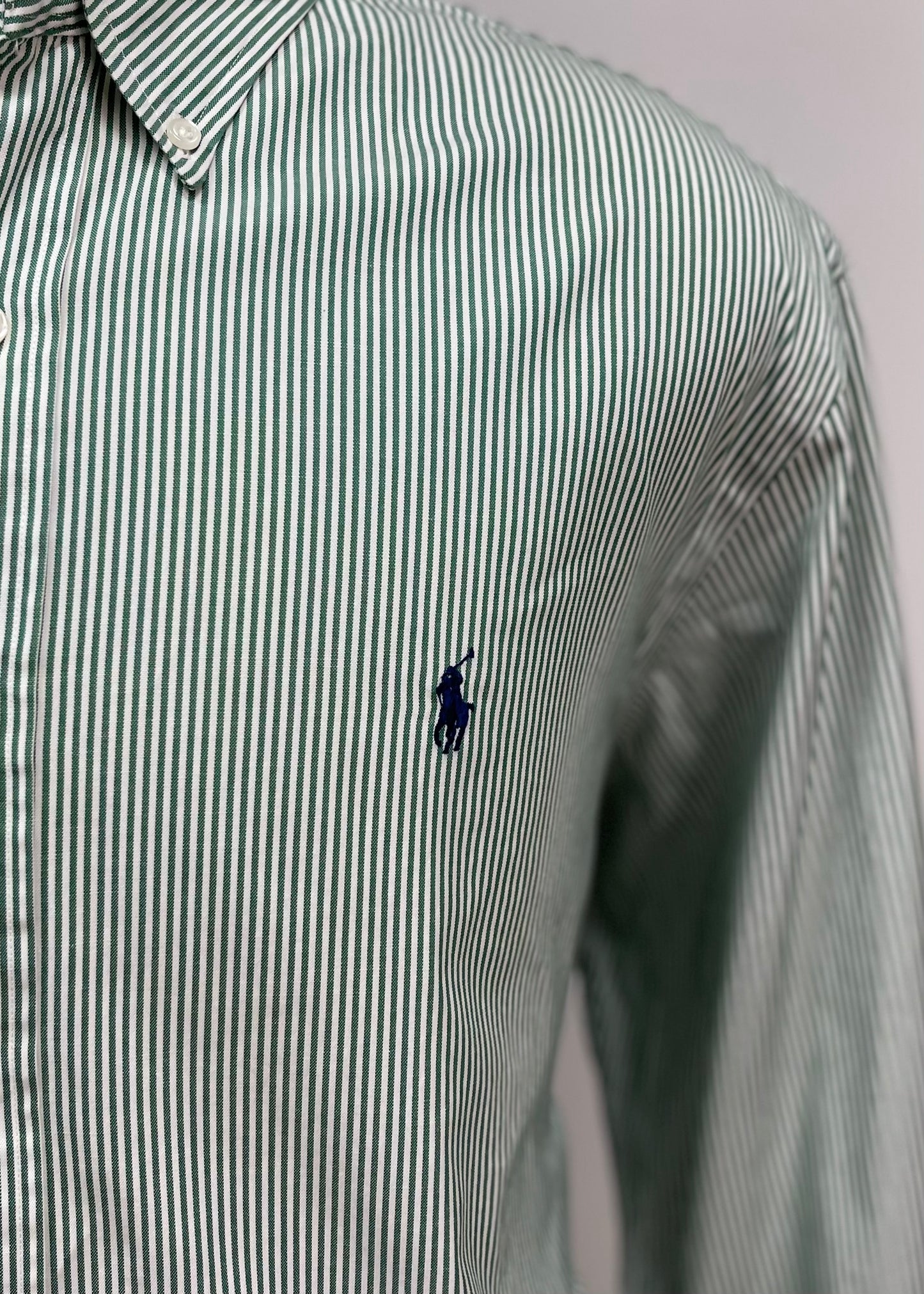 Camisa Polo Ralph Lauren 🏇🏼 con patron de finas rayas en color verde oscuro y blanco Talla XXL Entalle Regular