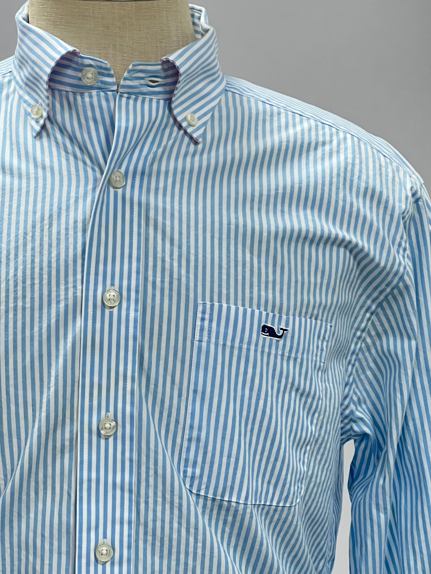 Camisa de botones Vineyard Vines 🐳 con patrón de rayas en color celeste y blanco Talla M Entalle Clásico