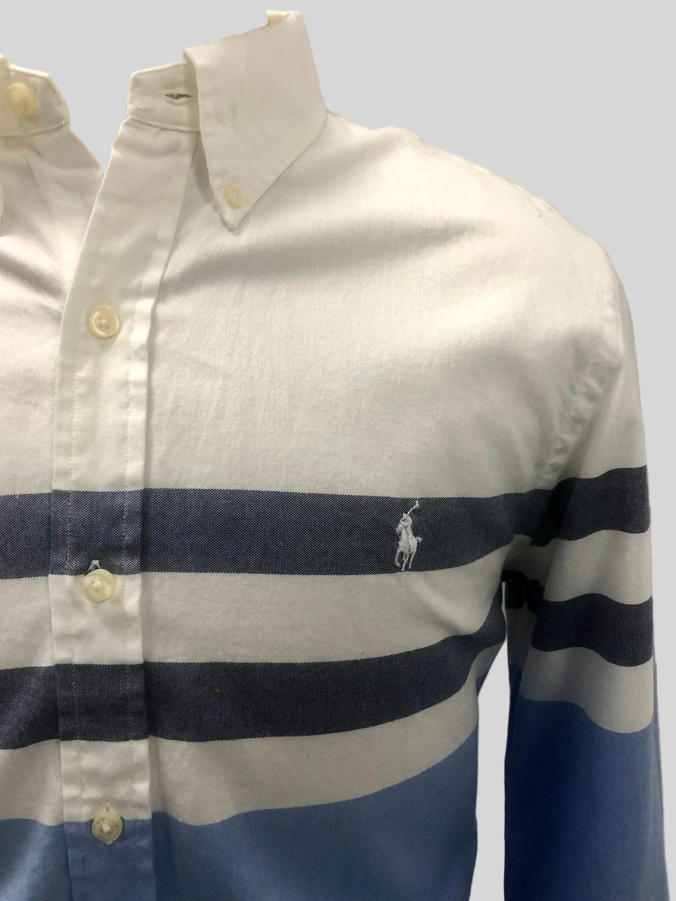 Camisa Polo Ralph Lauren 🏇🏼 color blanco con diseño de rayas en color azul y celeste Talla L Entalle Slim Fit