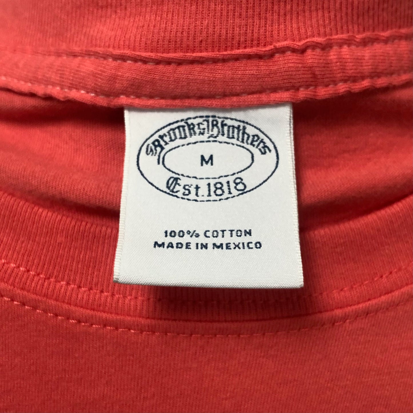 Camiseta cuello redondo Brooks Brothers 🐑 color rosado magenta y diseño de bandera nautica Talla M (ver descripción)