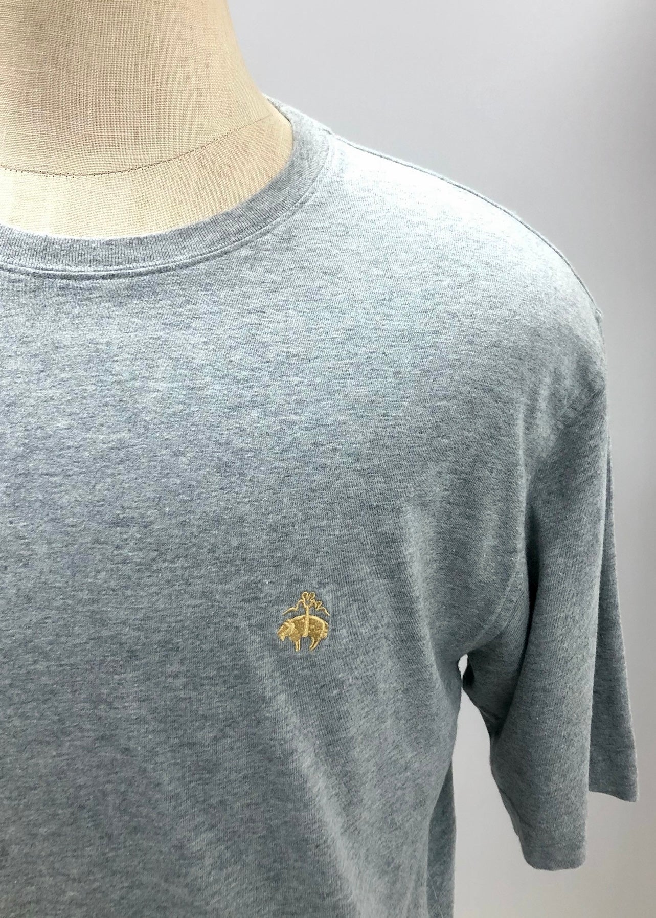 Camiseta cuello redondo Brooks Brothers 🐑 color gris claro y logo dorado Talla XL