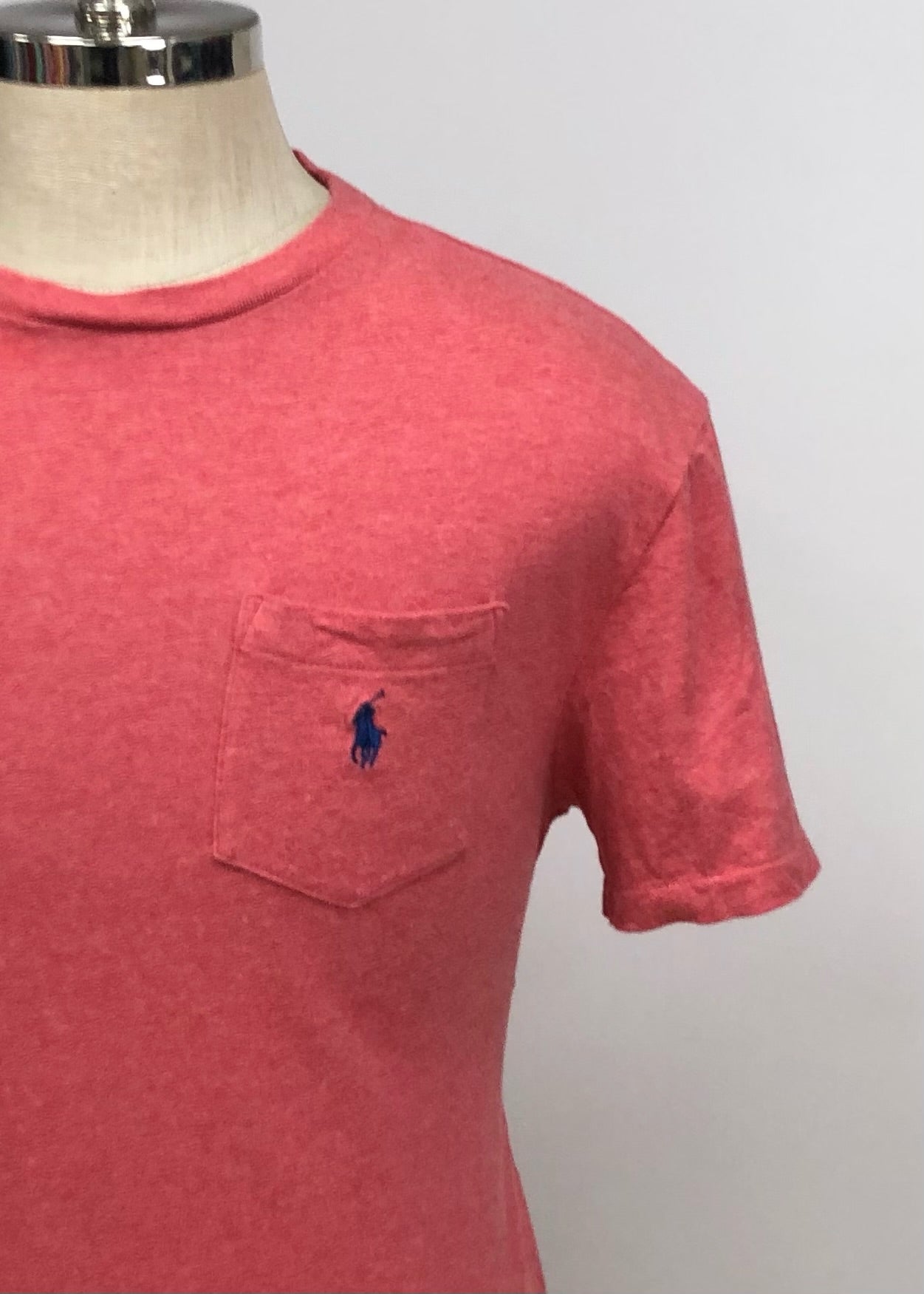 Camiseta cuello Redondo Polo Ralph Lauren 🏇🏼 color rosado magenta con bolsillo Talla Medium Entalle Clásico