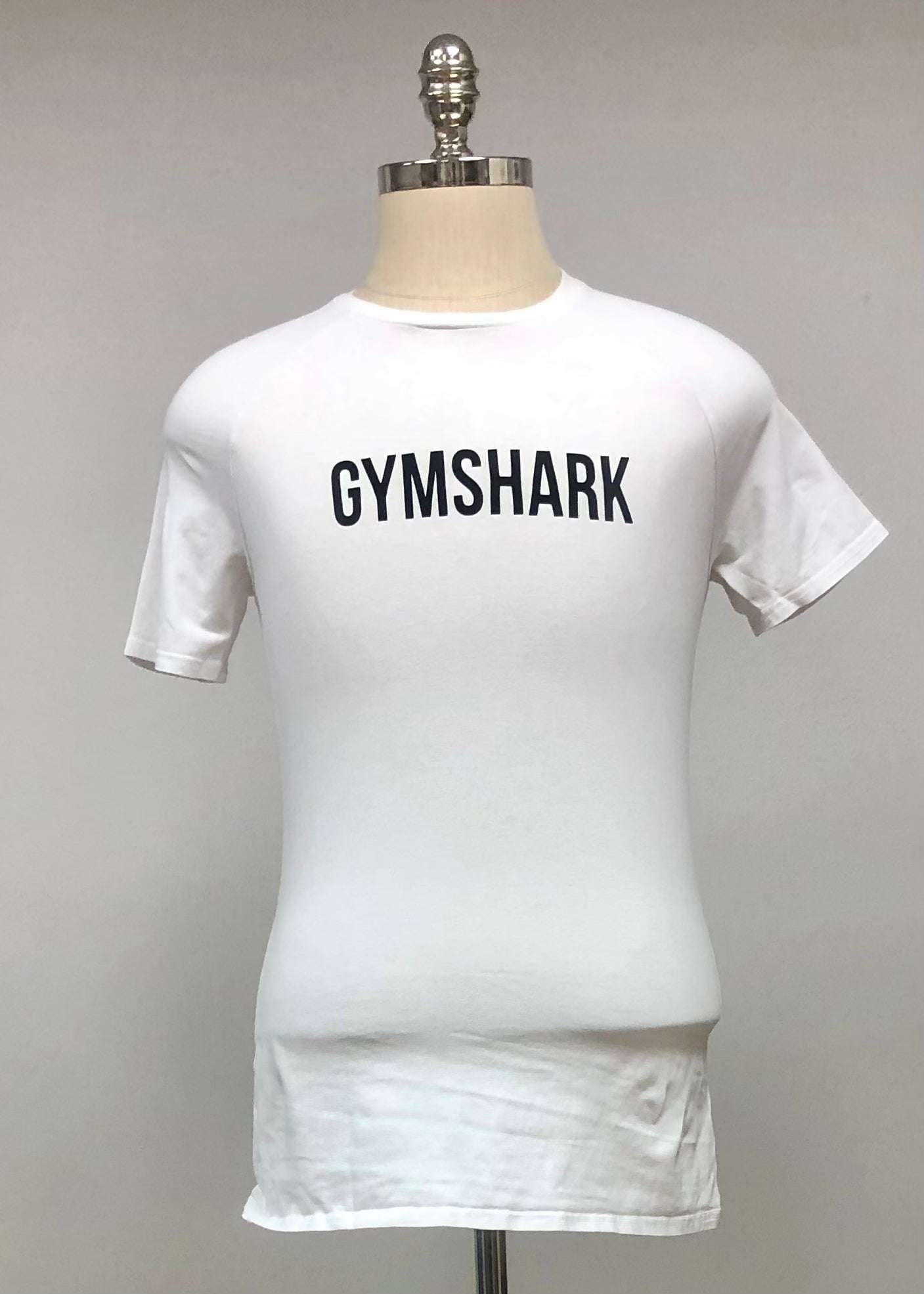 Camiseta de compresión Gymshark 🏋🏽 color blanco y logo en negro Talla Small