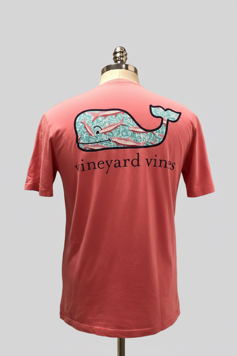 Camiseta cuello redondo Vineyard Vines 🐳 color rosado magenta con logo de ballena con peces Talla S