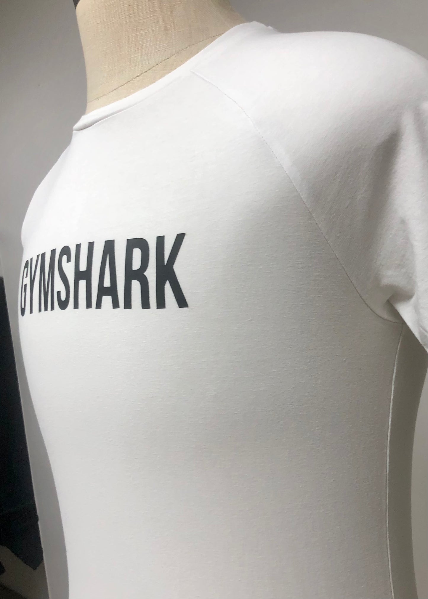 Camiseta de compresión Gymshark 🏋🏽 color blanco y logo en negro Talla Small