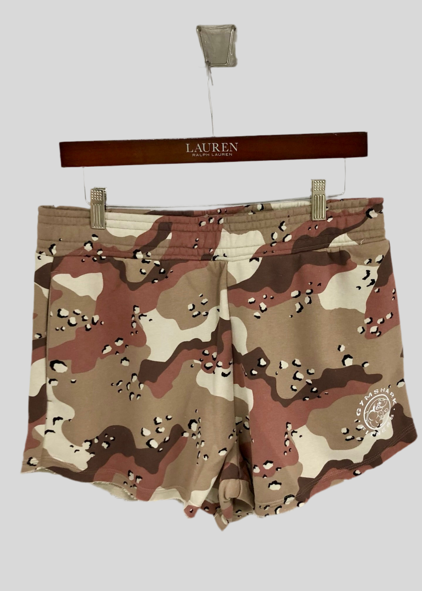Short Lounge Gymshark 🏋🏼‍♂️ Diseño de camuflaje en color kaki y crema Talla M