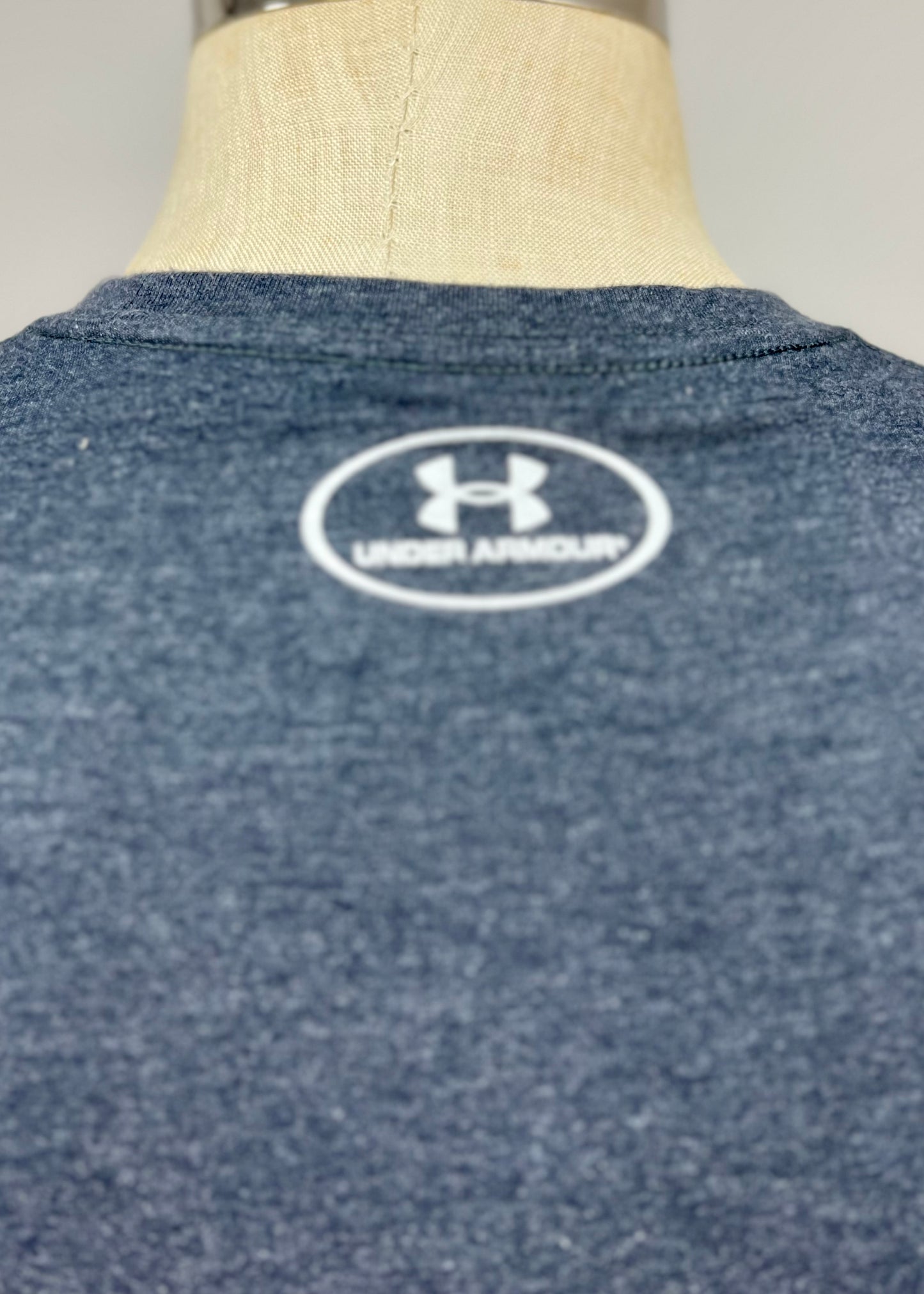 Camiseta cuello redondo Under Armour 🏋🏽 color gris oscuro con logo en rojo manga corta Talla M