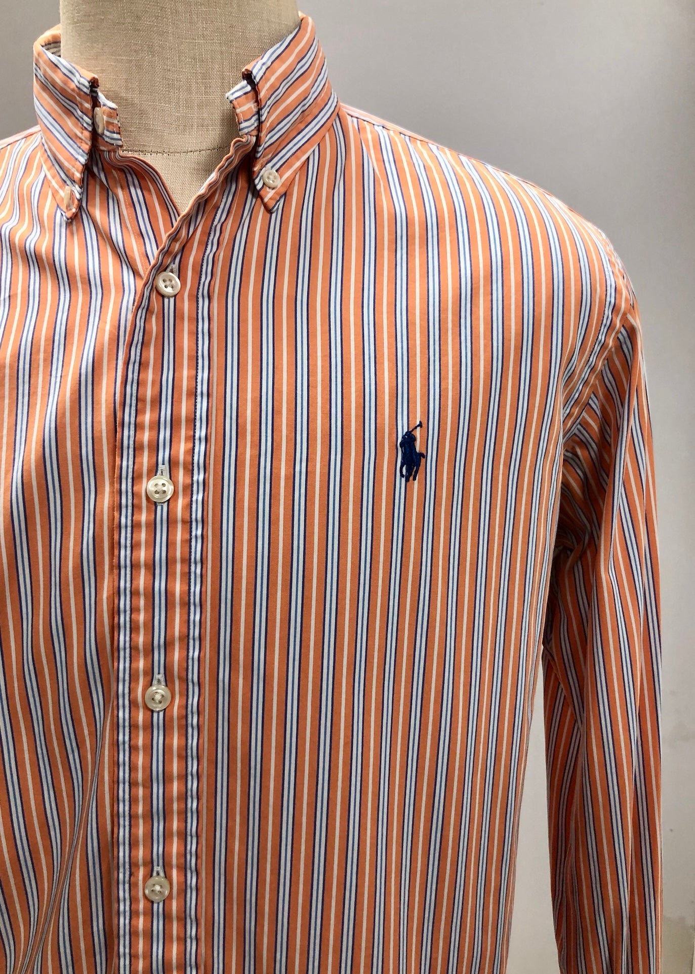 Camisa de botones Polo Ralph Lauren 🏇🏼 color naranja claro con rayas en color azul y blanco Talla M Entalle Clásico