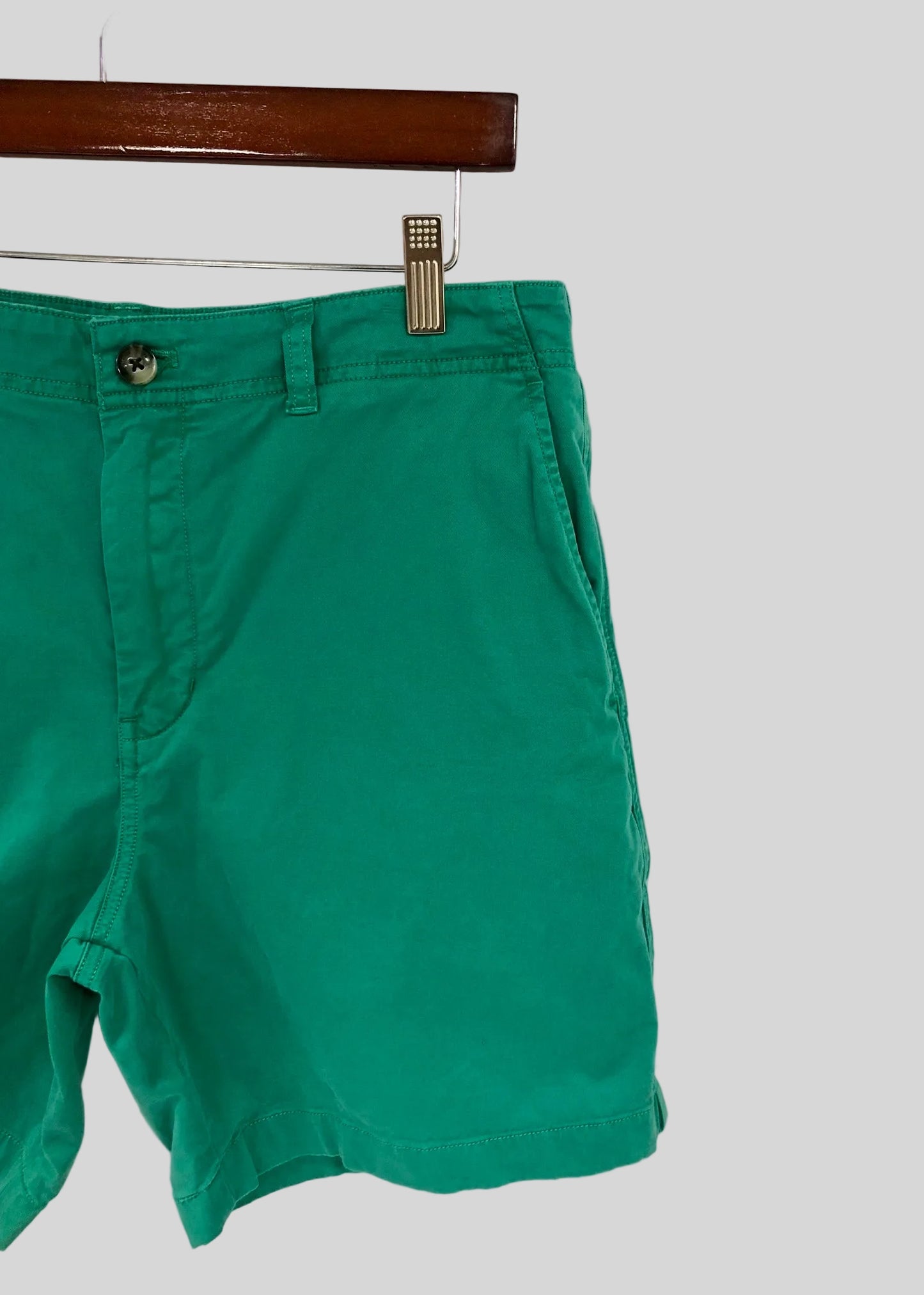 Short Casual Vineyard Vines 🐳 color verde esmeralda talla 33