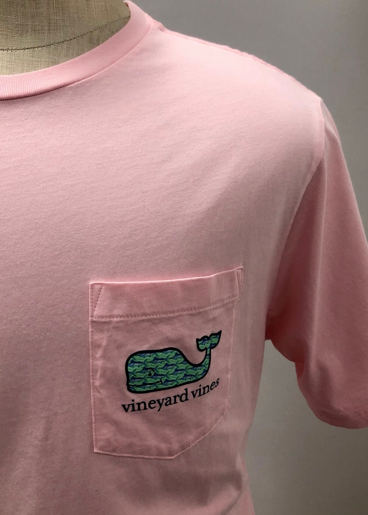 Camiseta cuello redondo Vineyard Vines 🐳 color rosado claro con Diseño de ballena verde Talla L