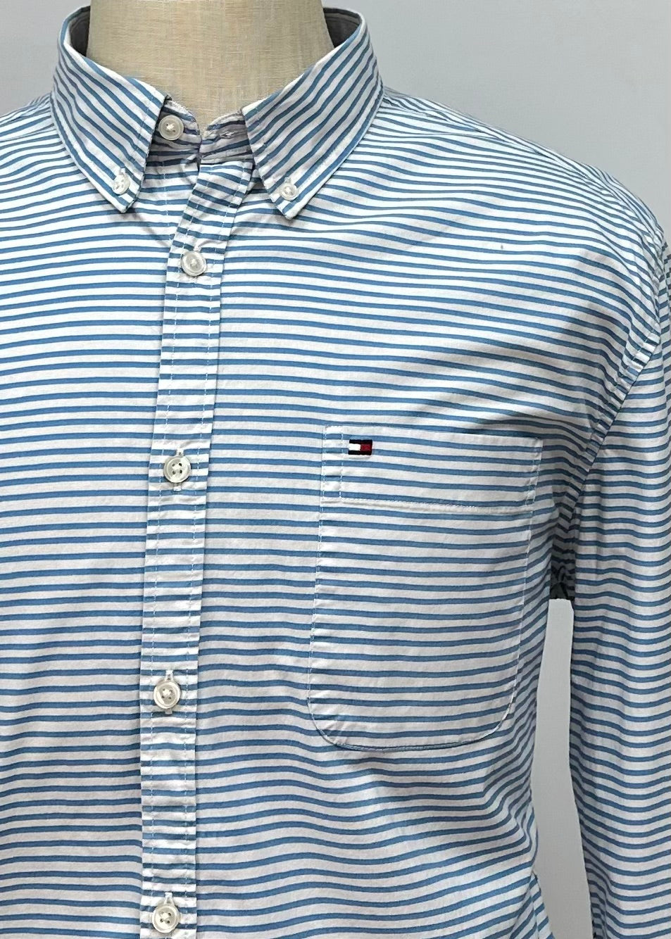 Camisa de botones Tommy Hilfiger 🇺🇸 en color blanco con rayas en color azul Talla XL Entalle Slim Fit (ver descripción)