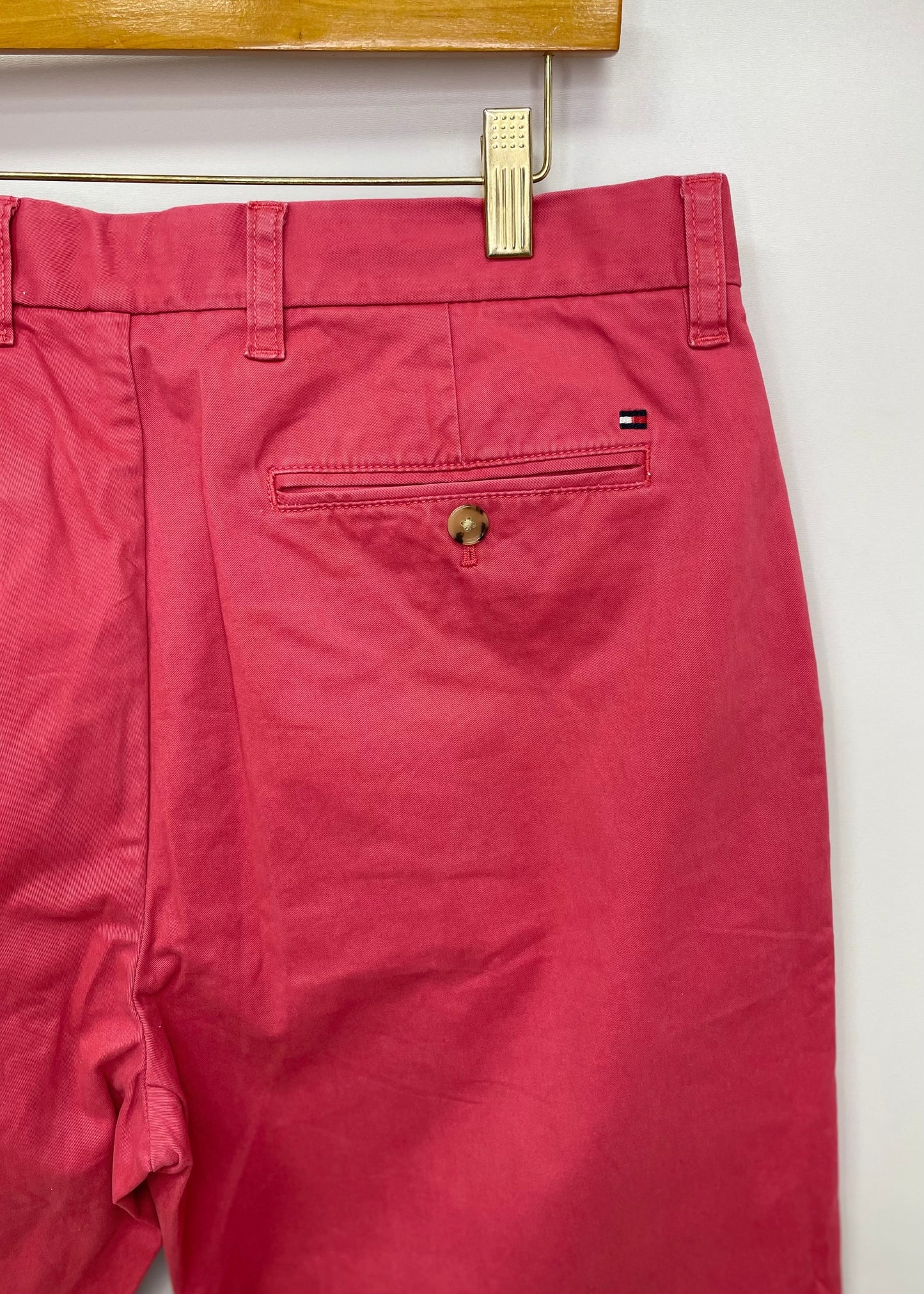 Pantalon casual Tommy Hilfiger color rosado magenta Talla 32x32 Corte Custom Fit