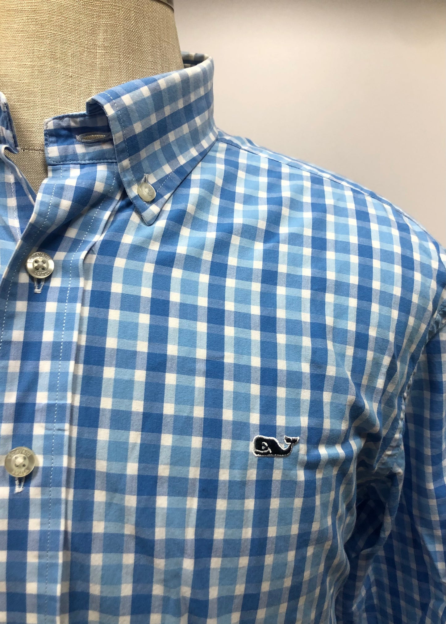 Camisa de botones Vineyard Vines 🐳 color blanco de cuadros en color azul y celeste Talla M Entalle Regular