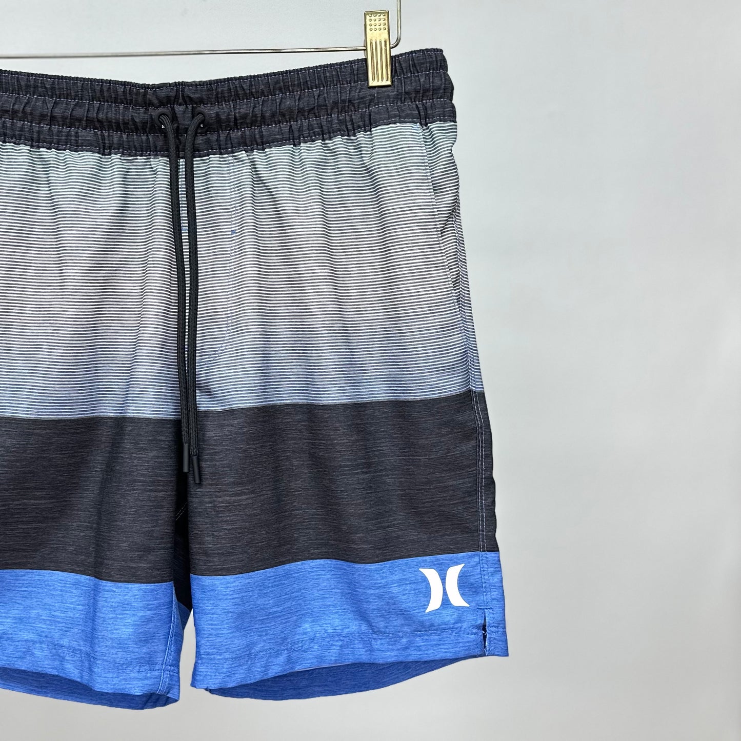 Short de baño Hurley 🏄🏽‍♂️ con franjas gris degradado y azul con logo en color blanco talla S