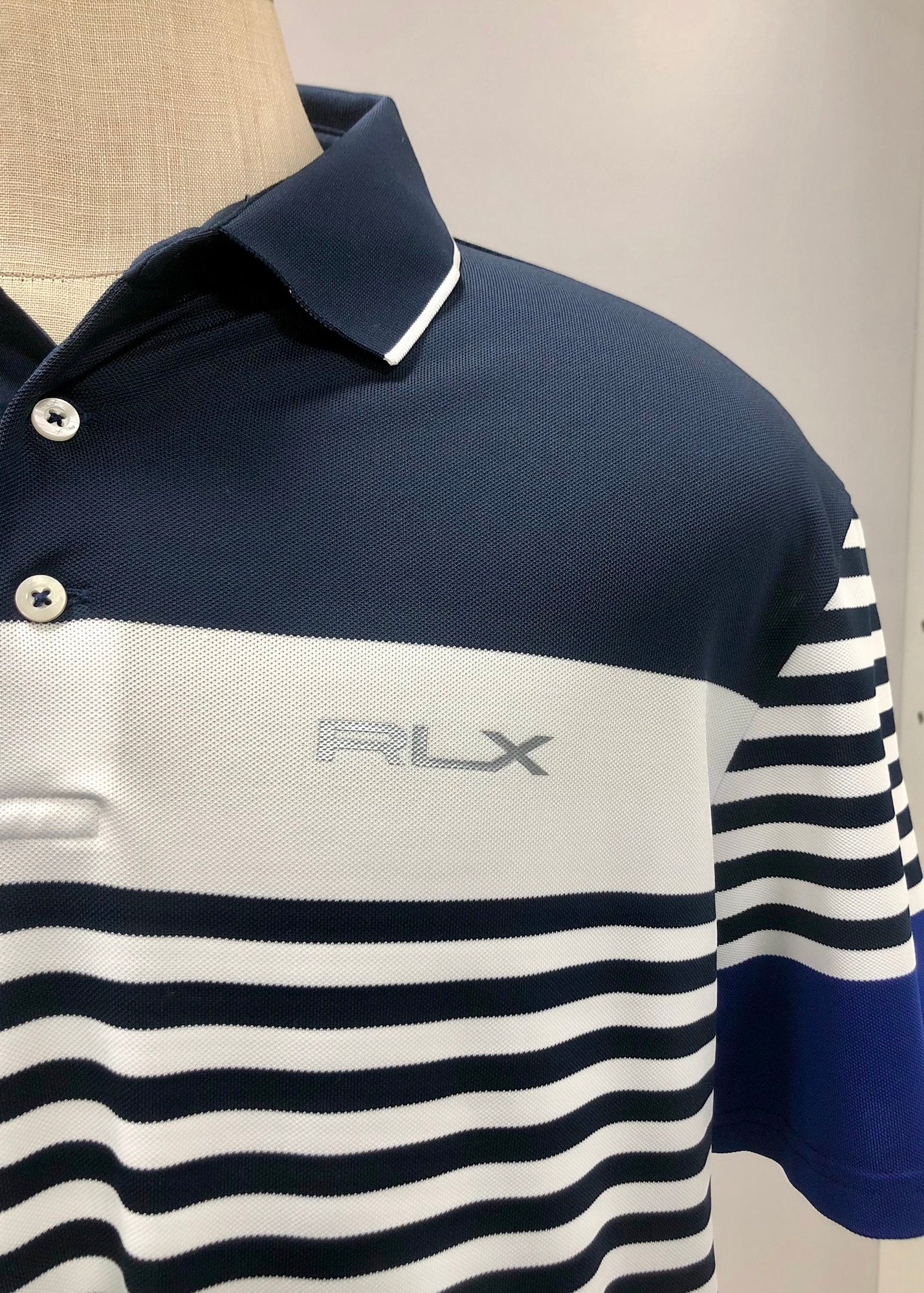 Camiseta Polo Ralph Lauren 🏇🏼 Tela performance de rayas color azul navy, blanco y azul Talla L Entalle Regular