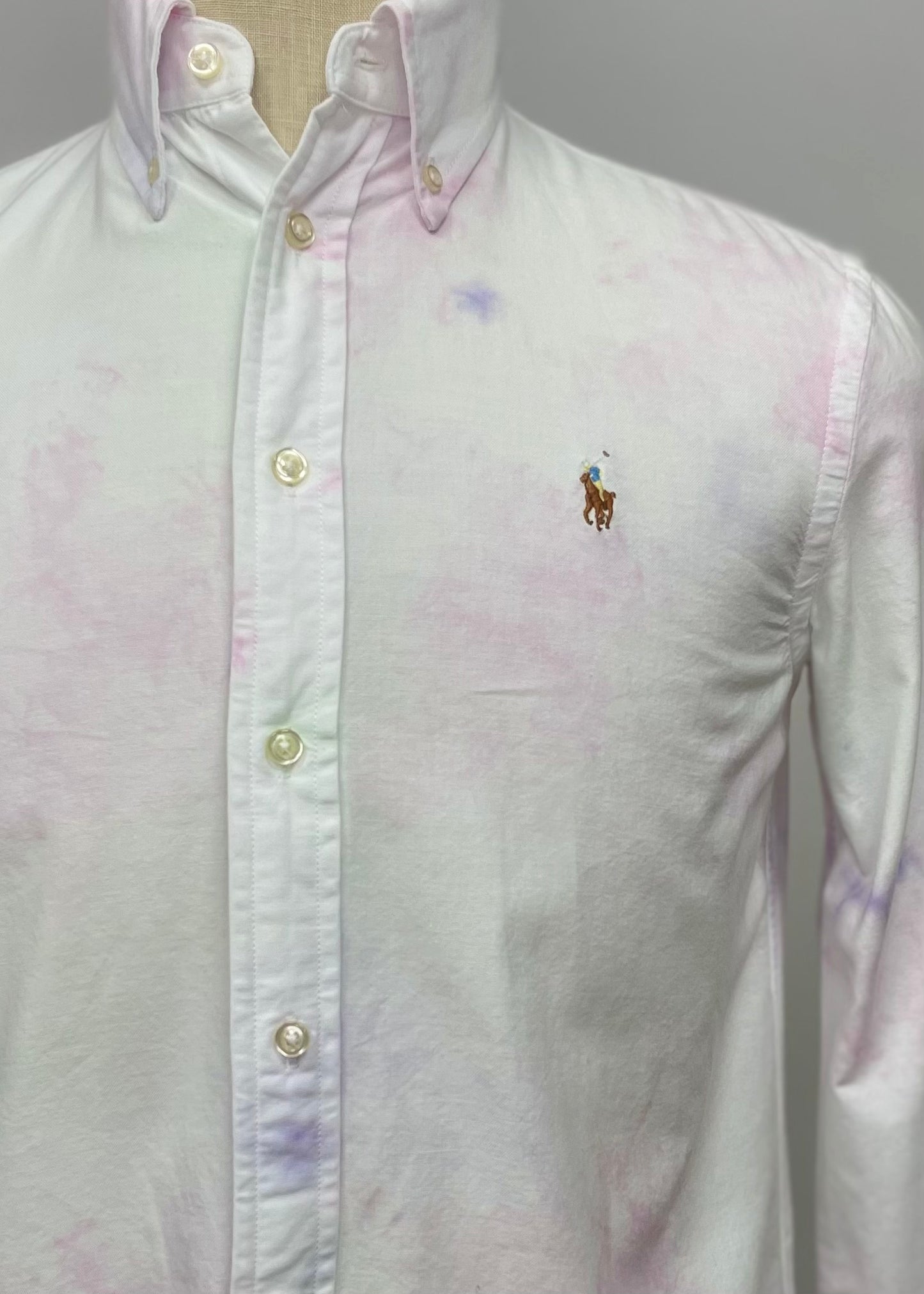 Camisa de mujer Polo Ralph Lauren 🏇🏼 Oxford en color blanco con diseño tie-dye en rodado y morado Talla S Entalle Relaxed