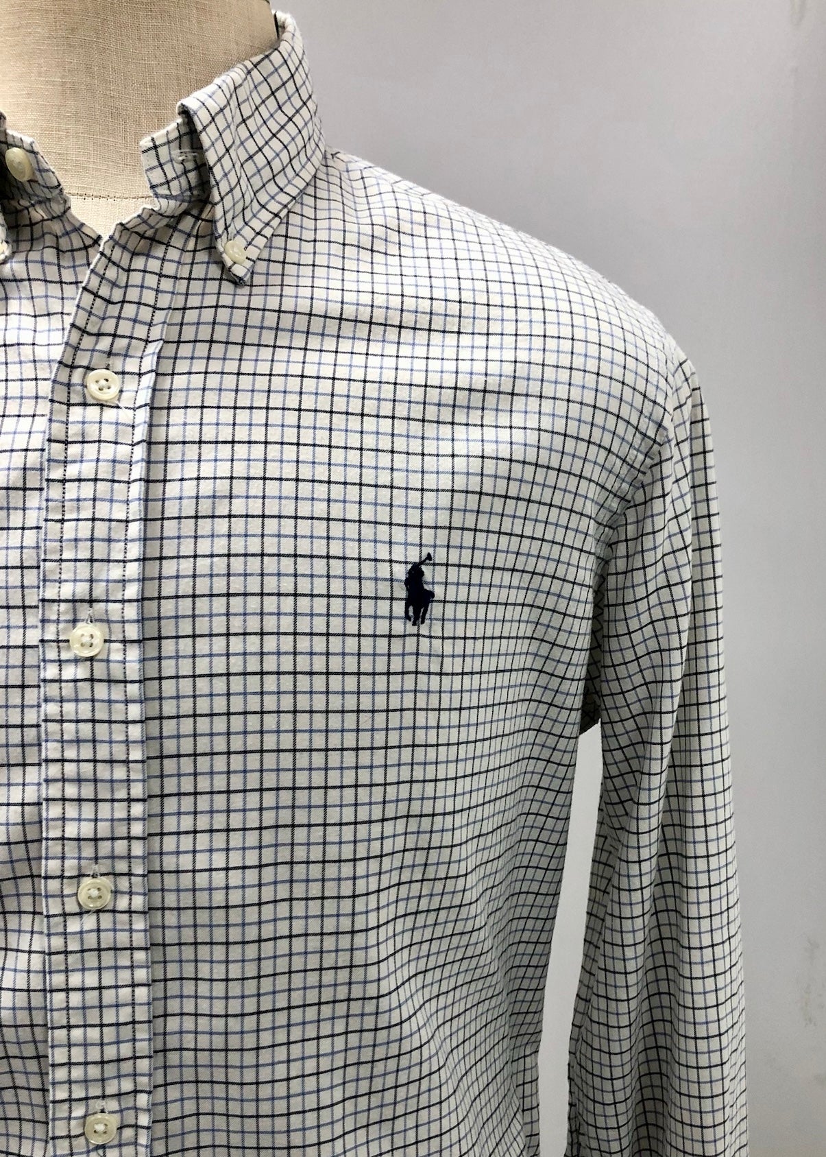 Camisa Polo Ralph Lauren 🏇🏼 color blanco de cuadros azul y negro Talla L Entalle Regular