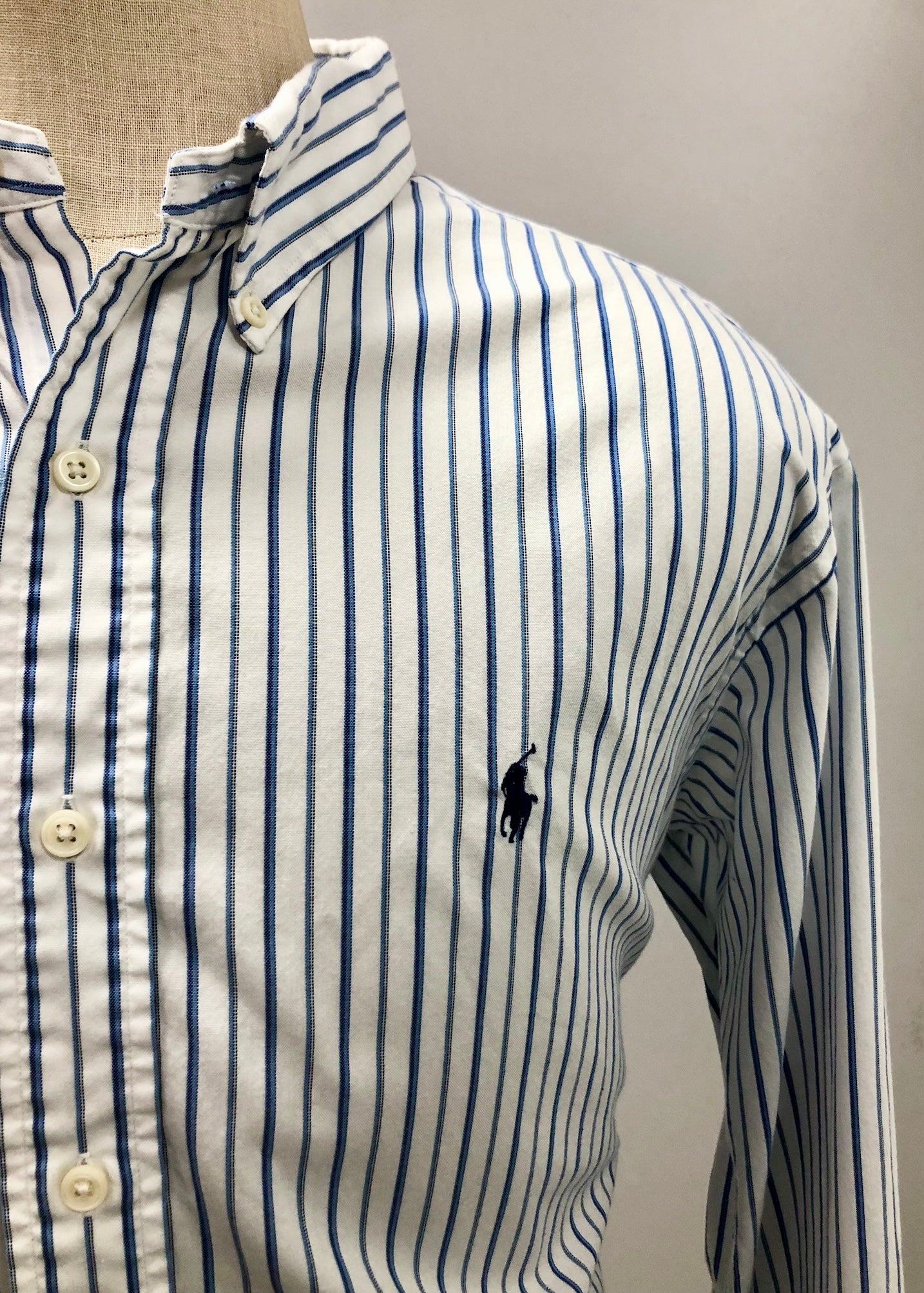 Camisa de botones Polo Ralph Lauren 🏇🏼 color blanco de rayas en color azul navy Talla XL Entalle Clásico