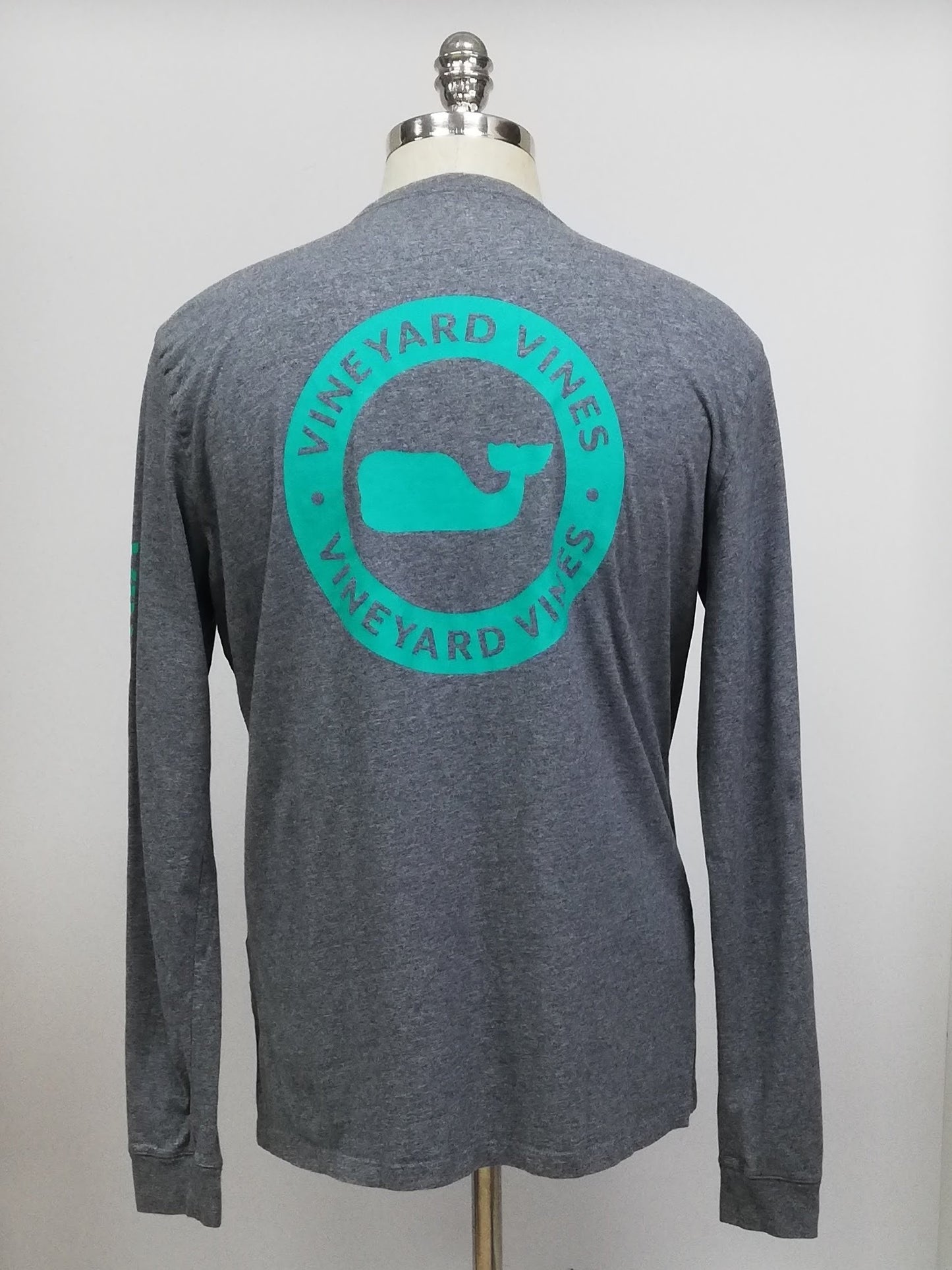 Camiseta de bolsillo Vineyard Vines 🐳 color gris oscuro con Diseño de ballena en turquesa Talla M