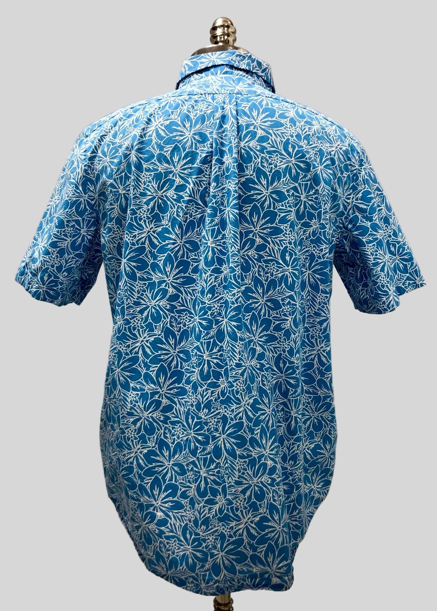 Camisa de botones Vineyard Vines 🐳 color azul con diseño de floral en blanco Talla L Entalle Regular