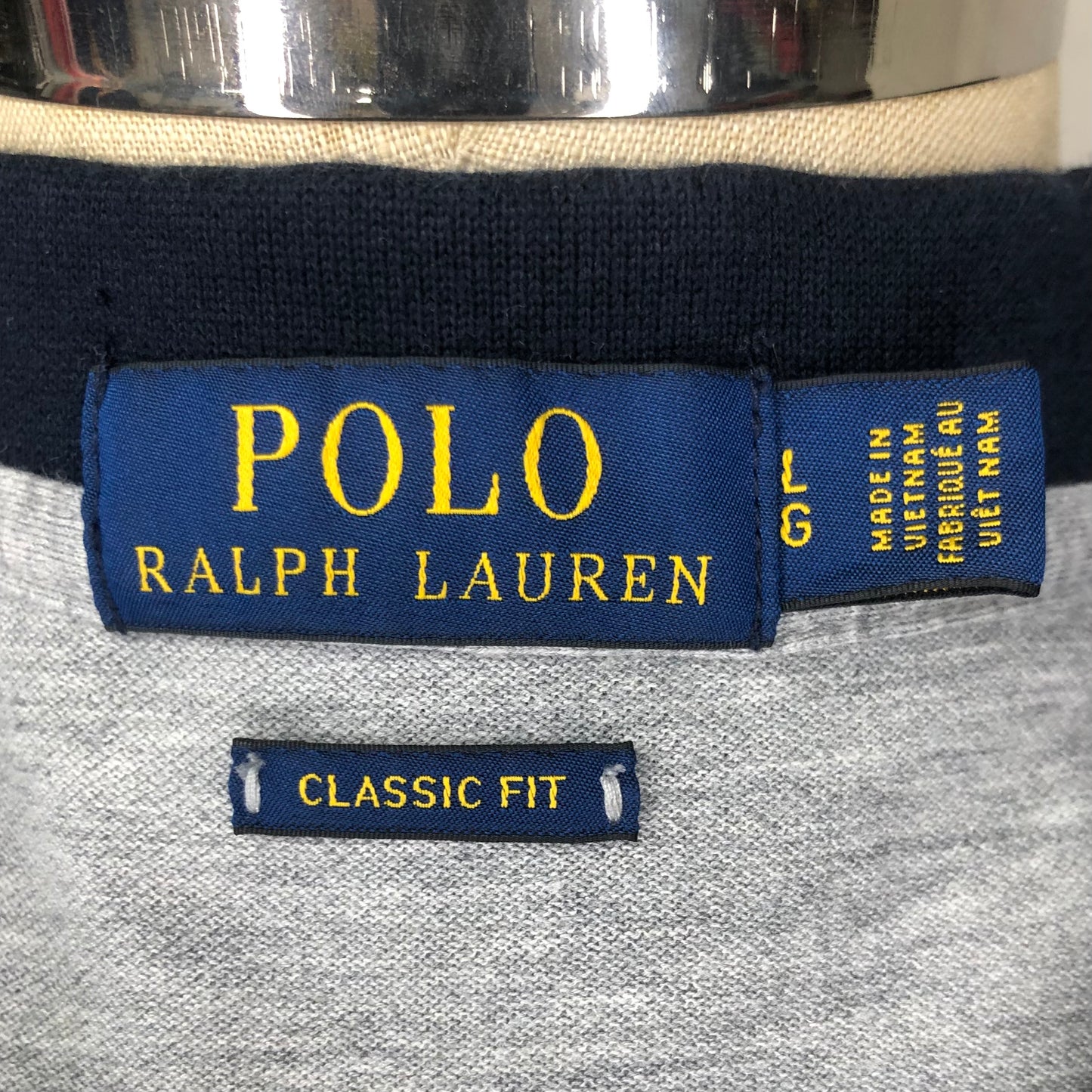 Camiseta Polo Ralph Lauren 🏇🏼 color gris claro con diseño de cuello y manga Talla L Entalle Clásico