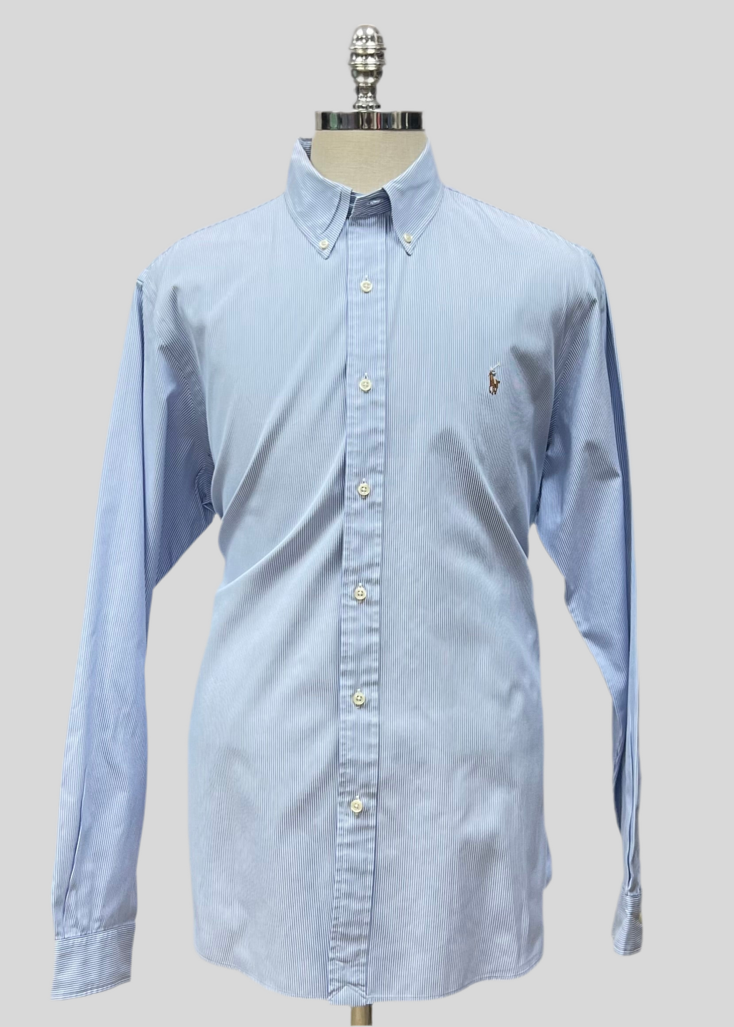 Camisa Polo Ralph Lauren 🏇🏼 color blanco con patron de rayas finas en color celeste Talla XL Entalle Regular