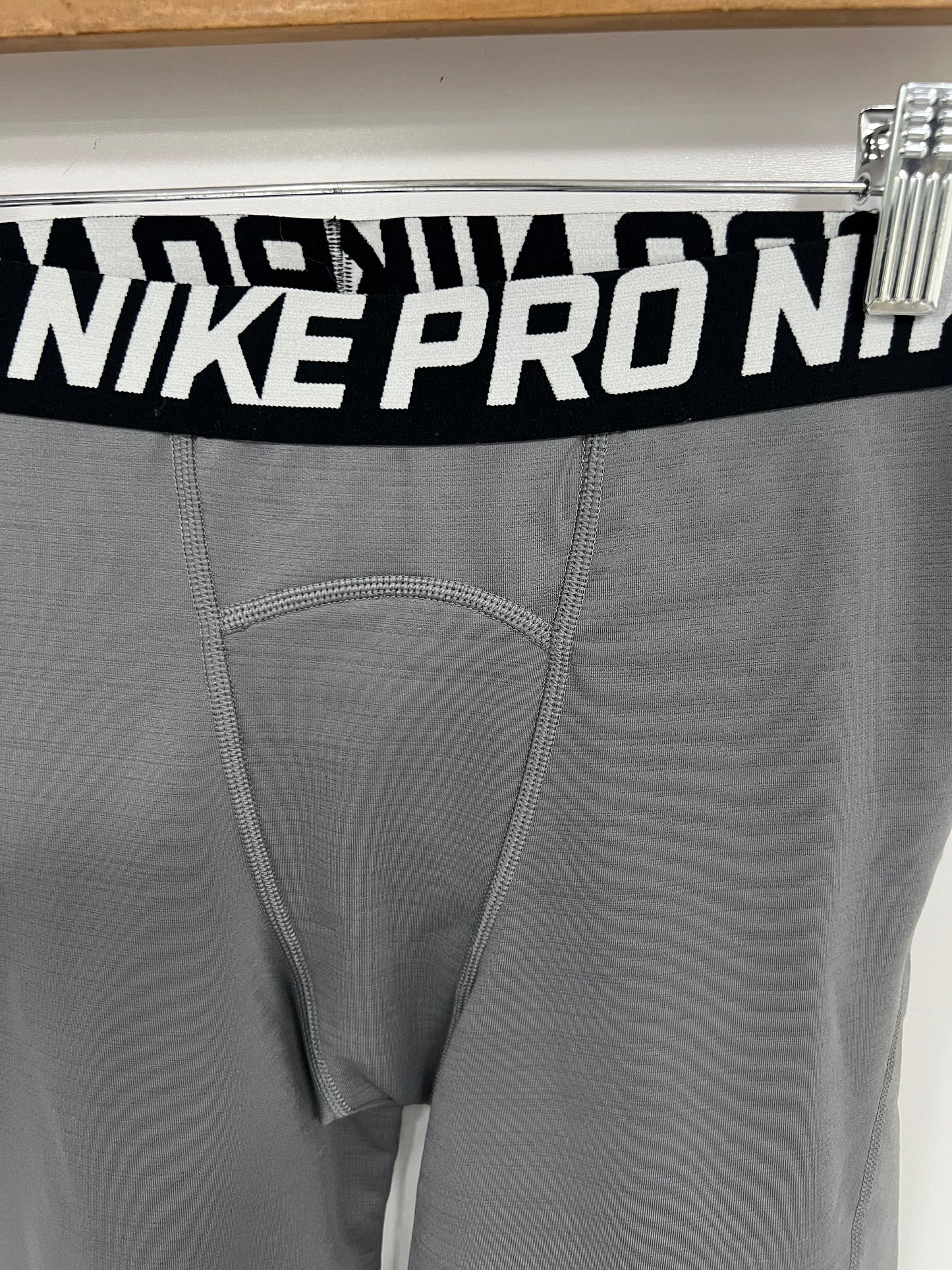 Malla de entrenamiento licra Nike ✔️ Pro Dri-FIT de 3/4 de largo para hombre en Color gris y cintura en negro Talla L