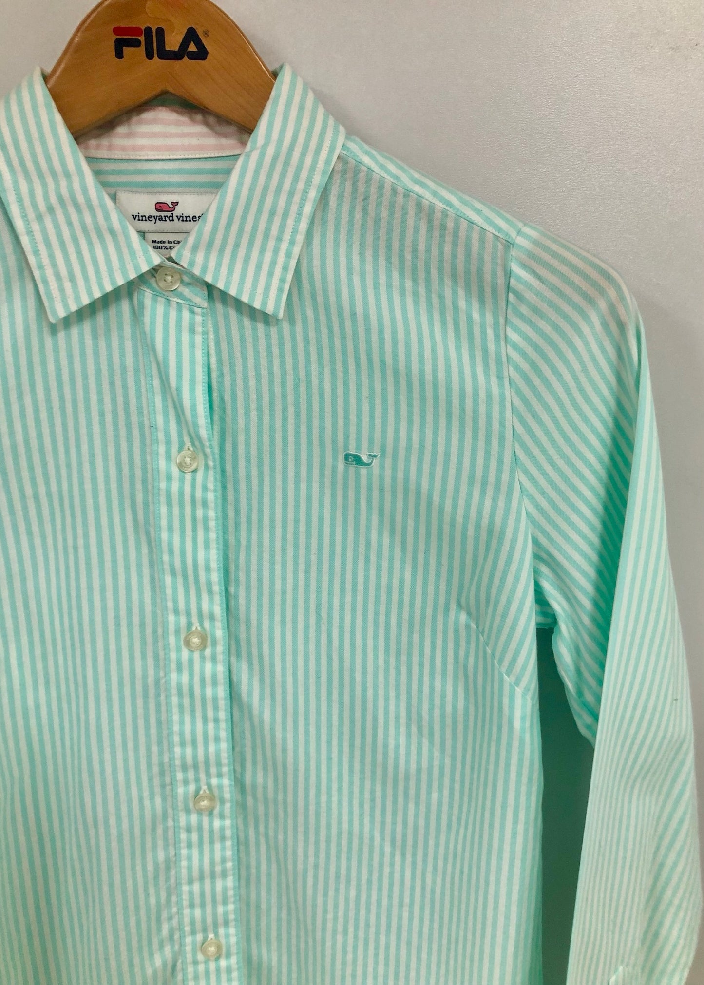 Camisa de mujer Vineyard Vines 🐳 con patrón de rayas en turquesa claro y blanco Talla XS (0) Entalle Regular