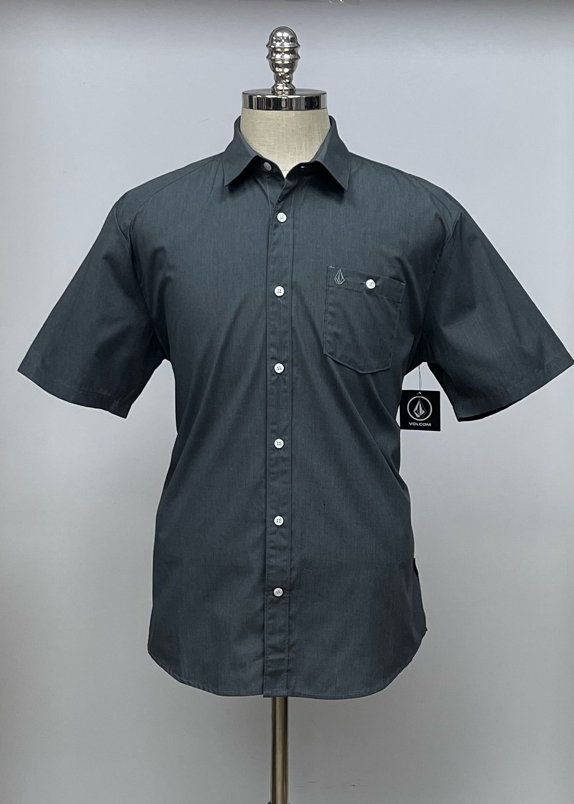 Camisa de botones Volcom 🛹 color gris oscuro y logo tradicional Talla L Entalle Clásico