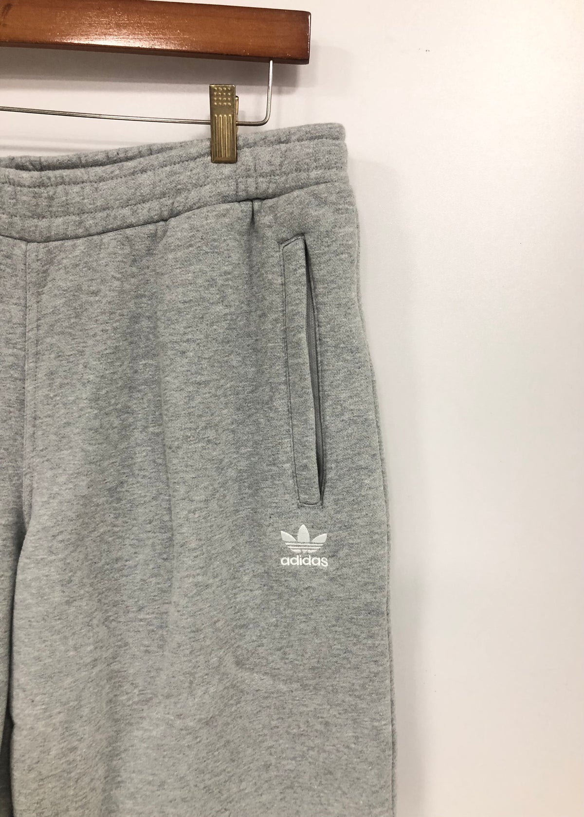 Short Lounge Adidas 🏃🏻‍♂️ color Gris con logo bordado blanco talla M