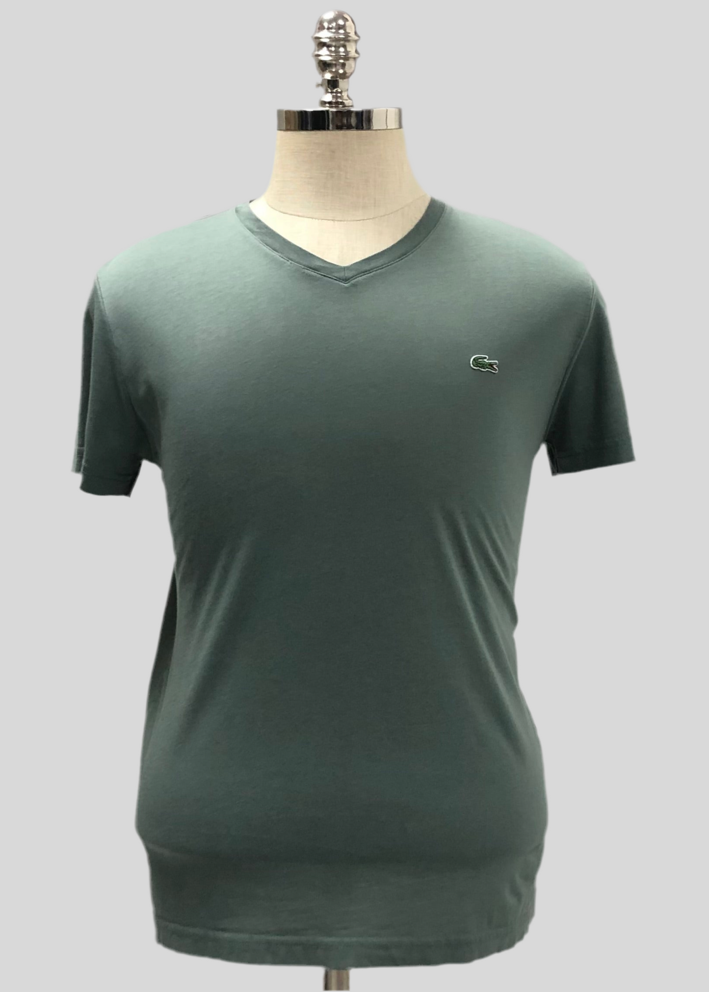 Camiseta cuello V Lacoste 🐊 color Verde Talla Medium Entalle Regular