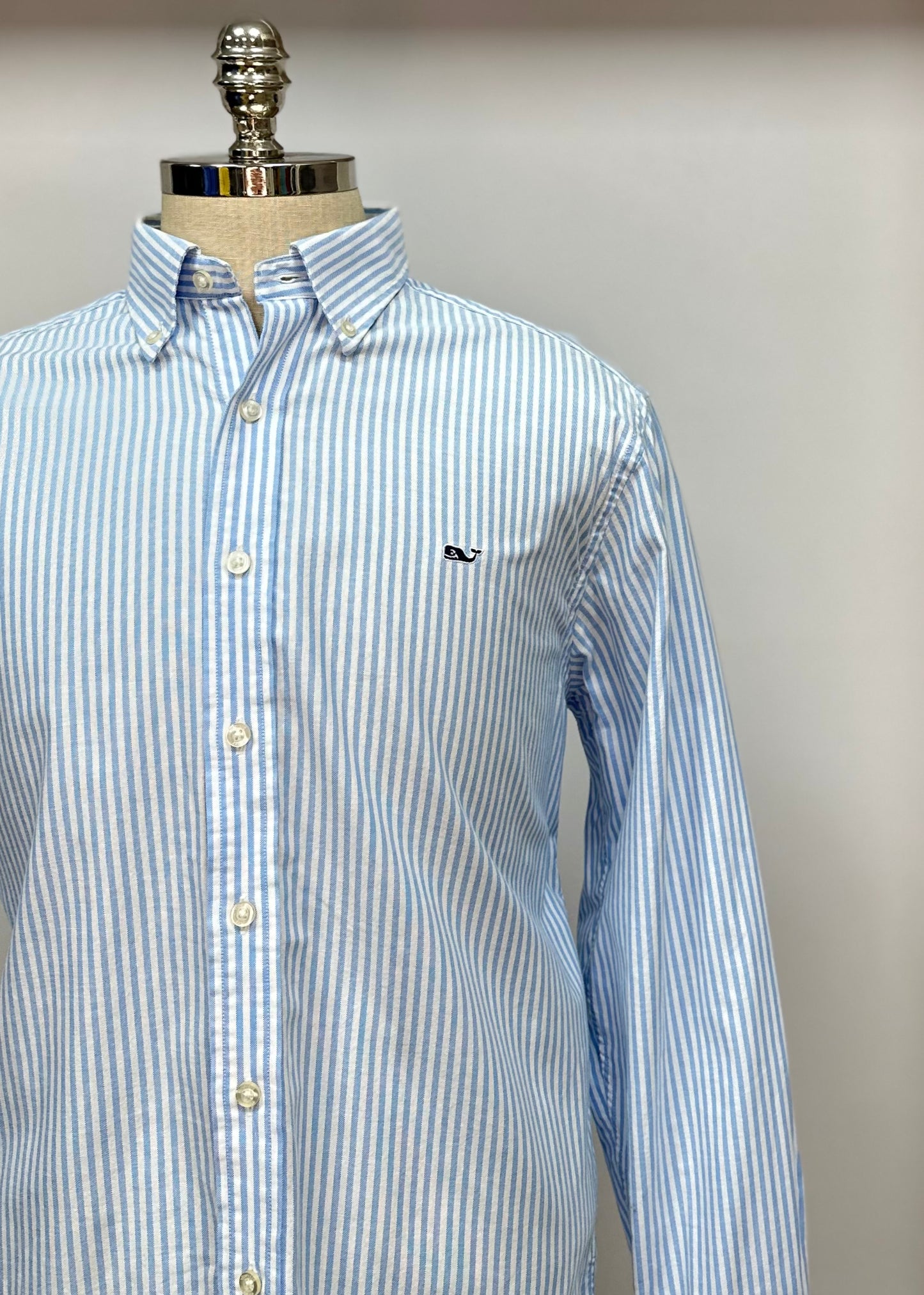 Camisa de botones Vineyard Vines 🐳 con patrón de rayas en color celeste y blanco Talla S Entalle Slim Fit