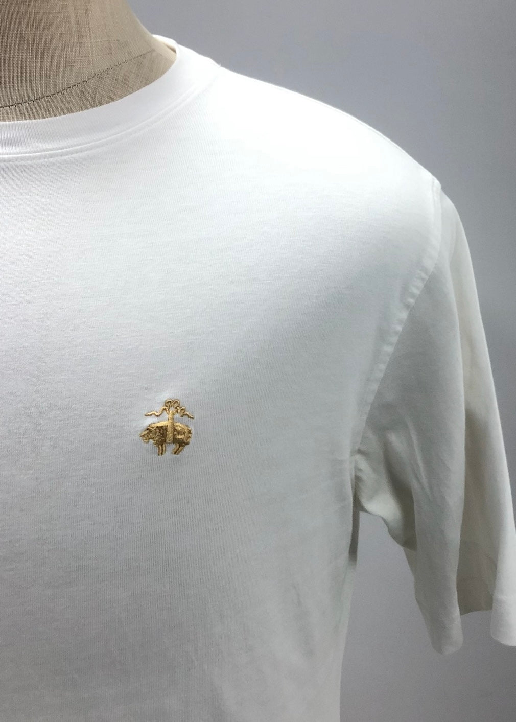 Camiseta cuello redondo Brooks Brothers 🐑 color blanco y logo dorado Talla Medium (ver descripción)