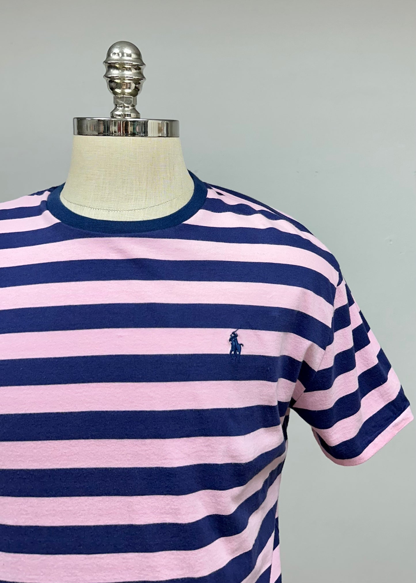 Camiseta cuello redondo Polo Ralph Lauren 🏇🏼 color rosado y rayas en color azul oscuro Talla M Entalle Clásico