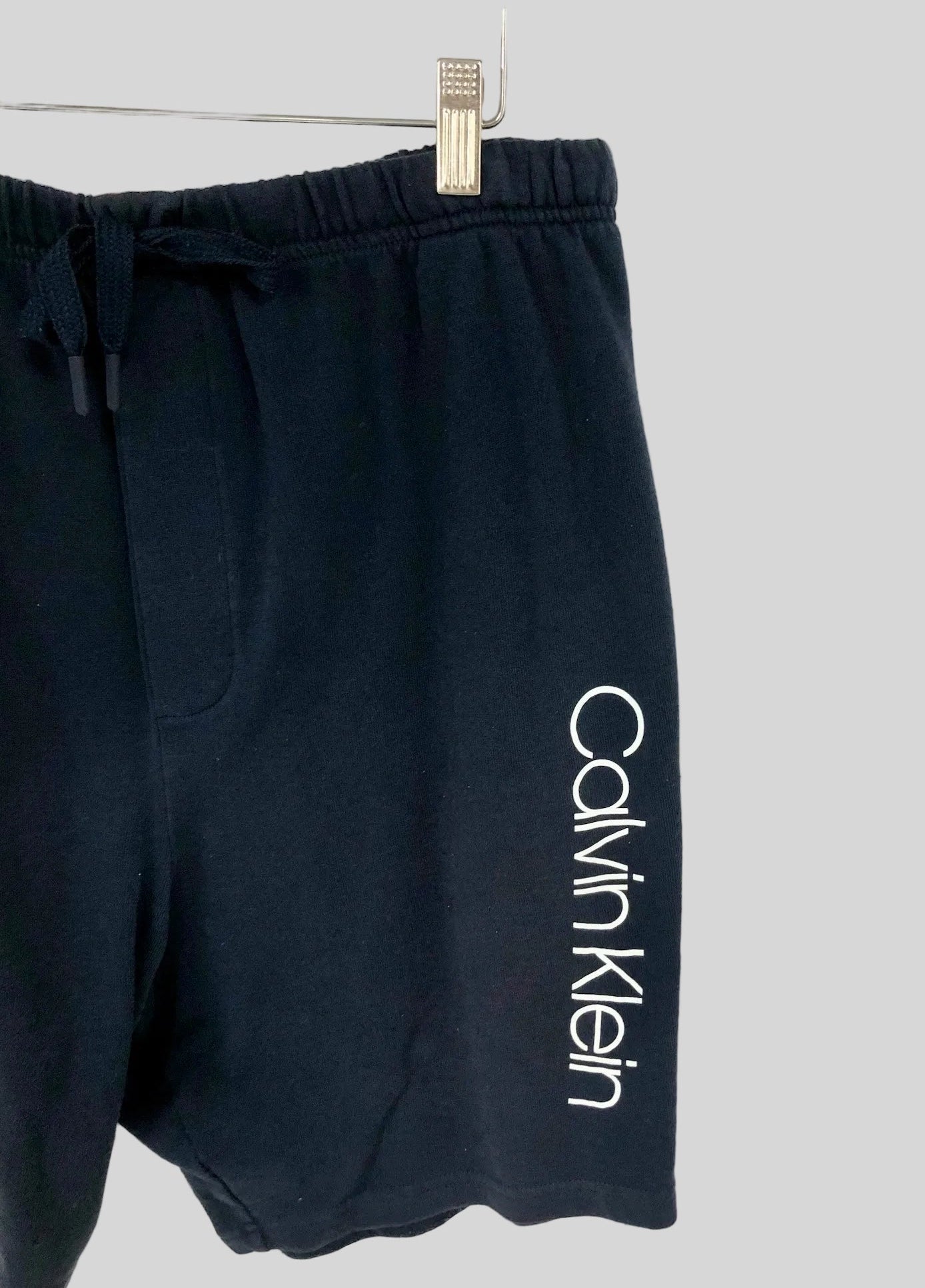 Short Lounge Calvin Klein 🇺🇸 color azul navy y logo en blanco Talla XL