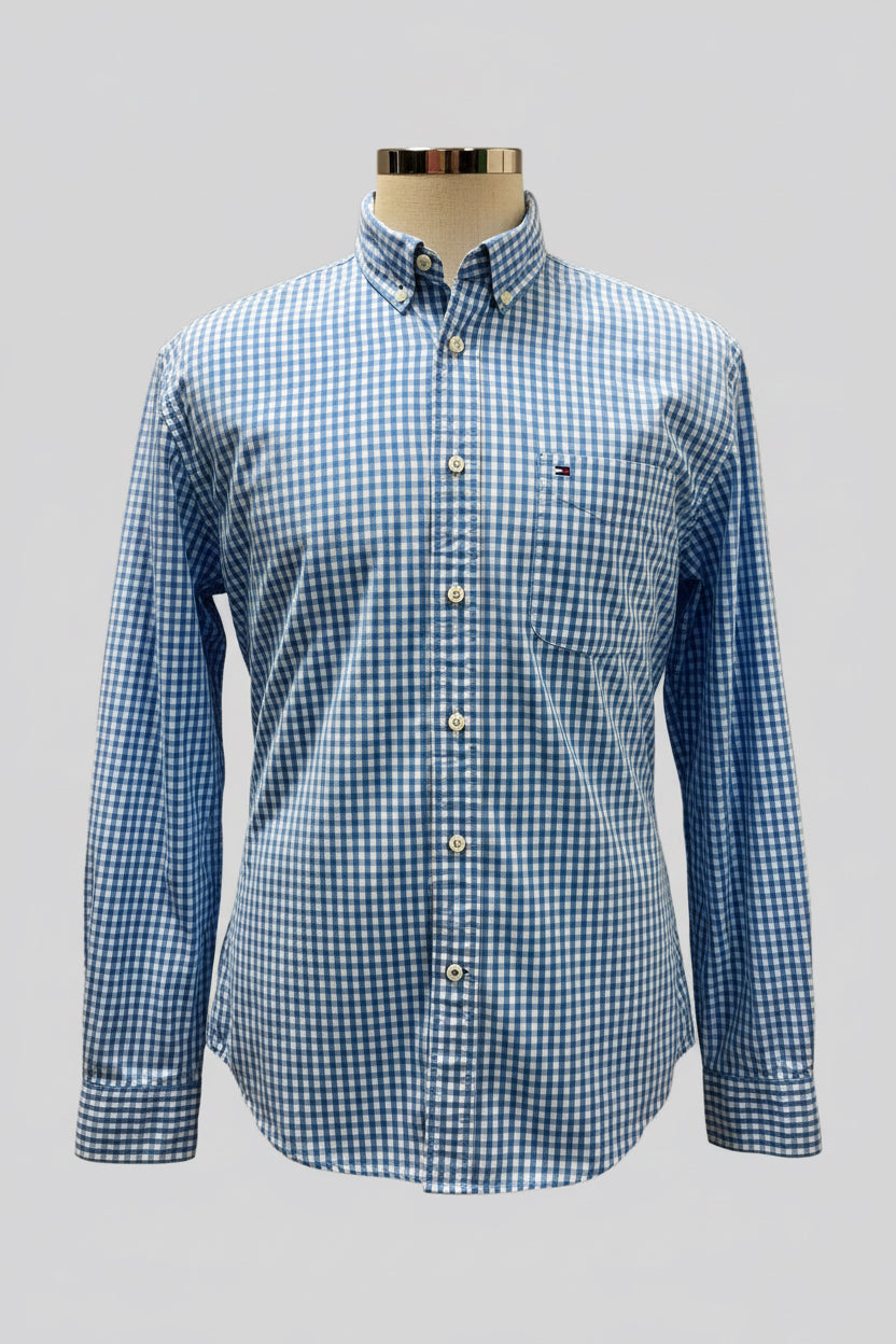 Camisa de botones Tommy Hilfiger 🇺🇸 de cuadros gingham en color celeste y blanco Talla L Entalle Clásico