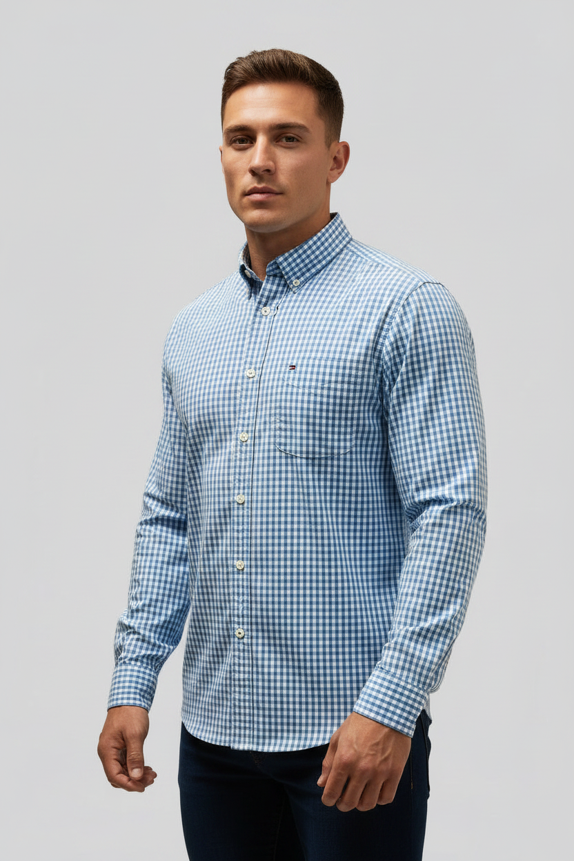 Camisa de botones Tommy Hilfiger 🇺🇸 de cuadros gingham en color celeste y blanco Talla L Entalle Clásico