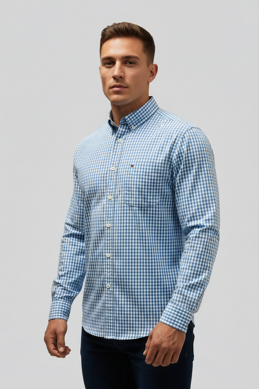 Camisa de botones Tommy Hilfiger 🇺🇸 de cuadros gingham en color celeste y blanco Talla L Entalle Clásico