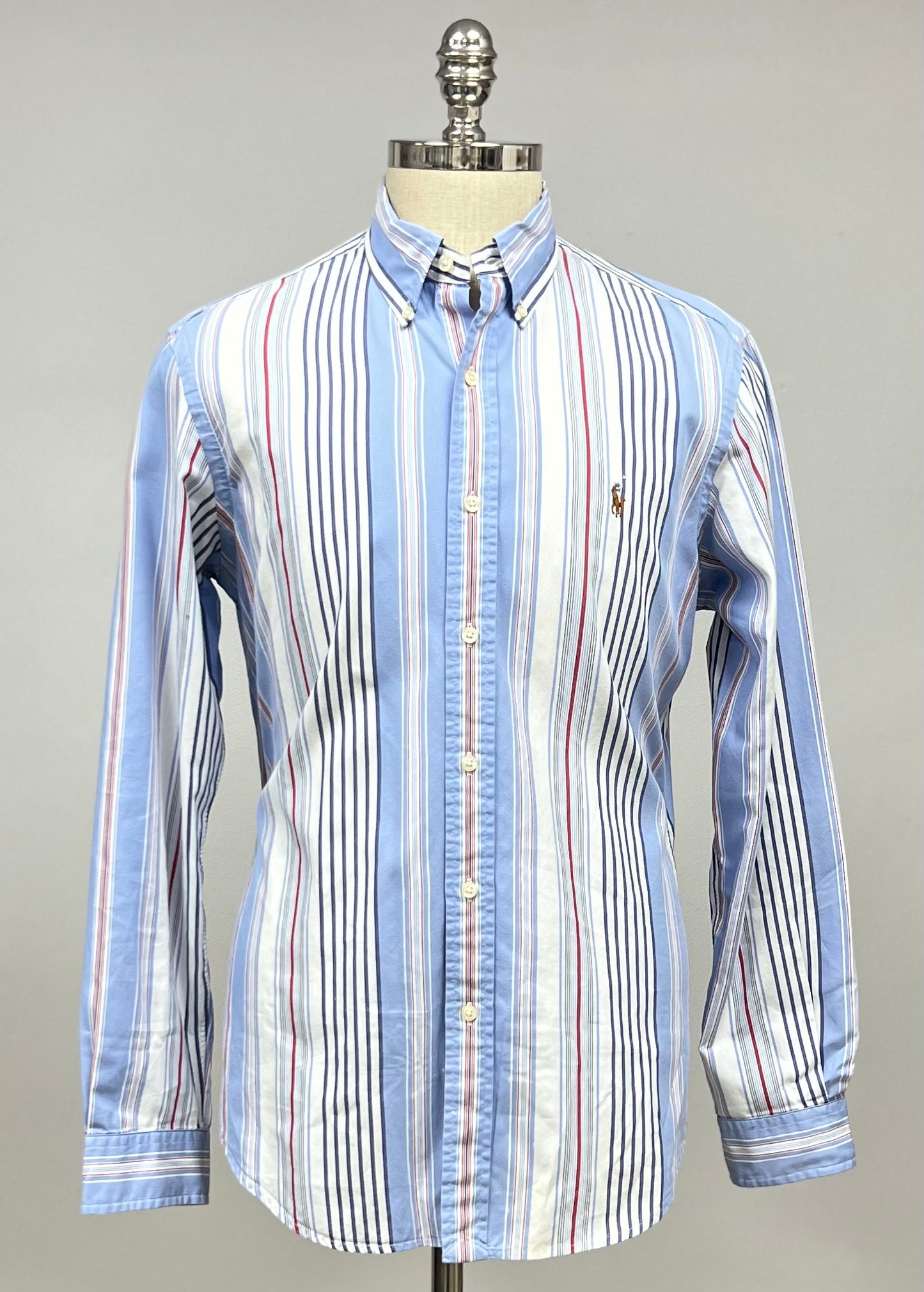 Camisa Polo Ralph Lauren 🏇🏼 color Blanco con patron de rayas en celeste, azul y rojo Talla M Entalle Clásico (ver descripción)