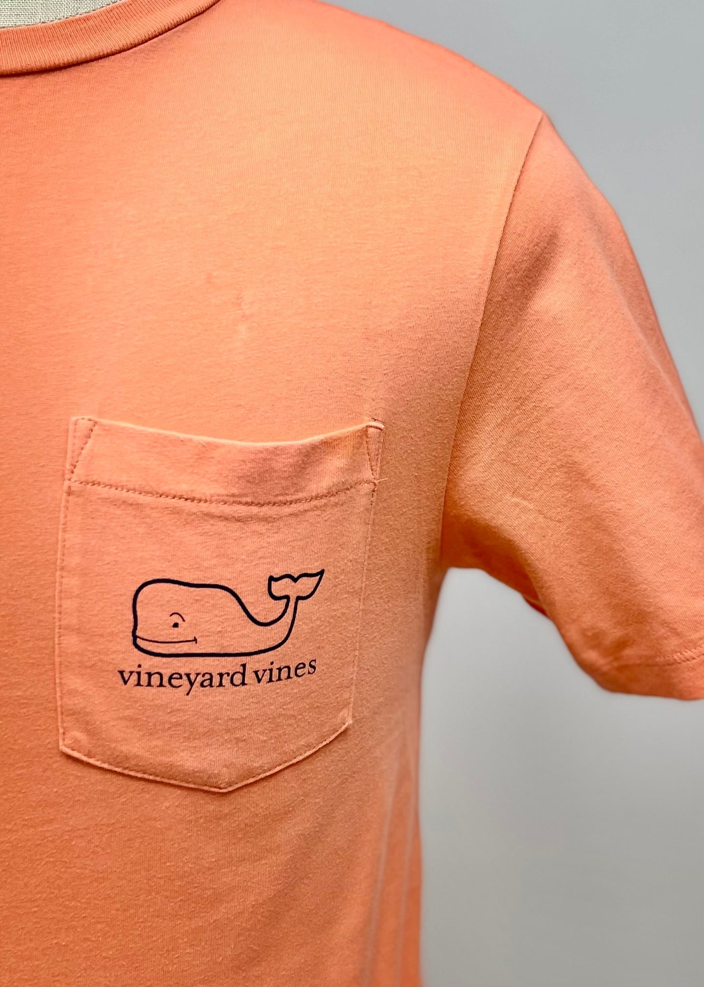 Camiseta cuello redondo Vineyard Vines 🐳 color naranja con Diseño de Lago Talla XSmall