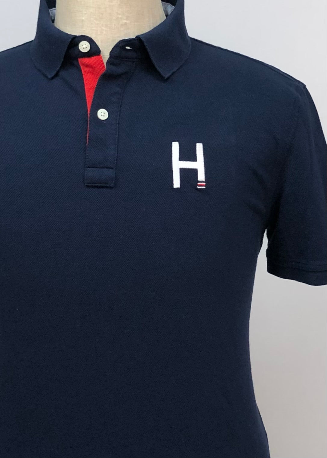 Camiseta Polo Tommy Hilfiger 🇺🇸 color azul navy con diseño en cuello en rojo Talla L Entalle Custom Fit