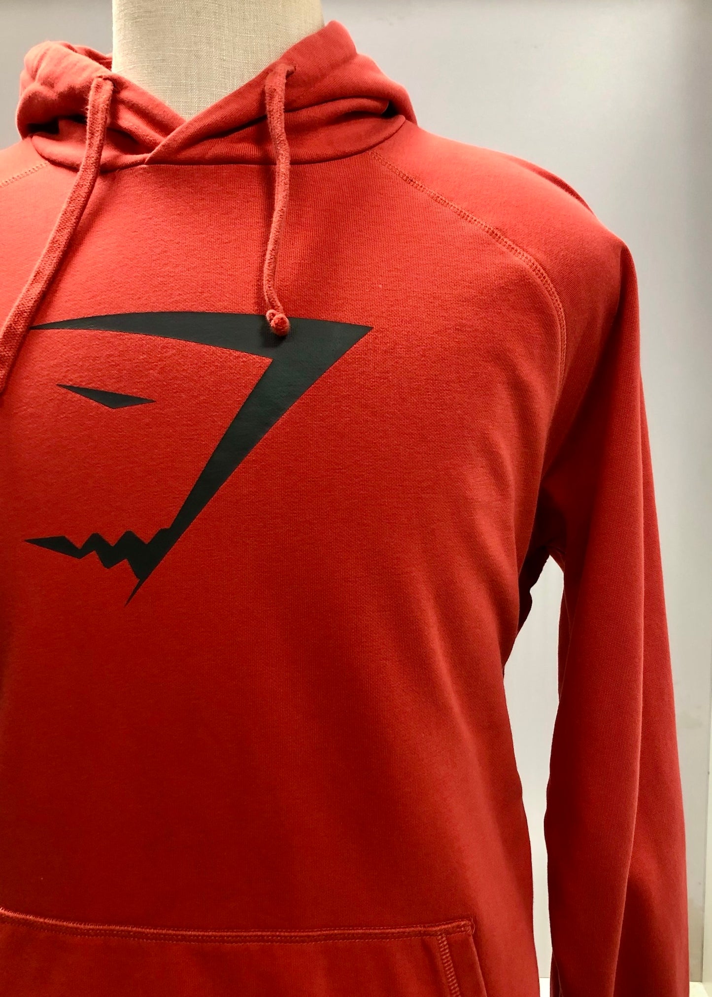 Sudadera Hoodie con capucha Gymshark 🏋🏽 color rojo naranja y logo negro Talla XL