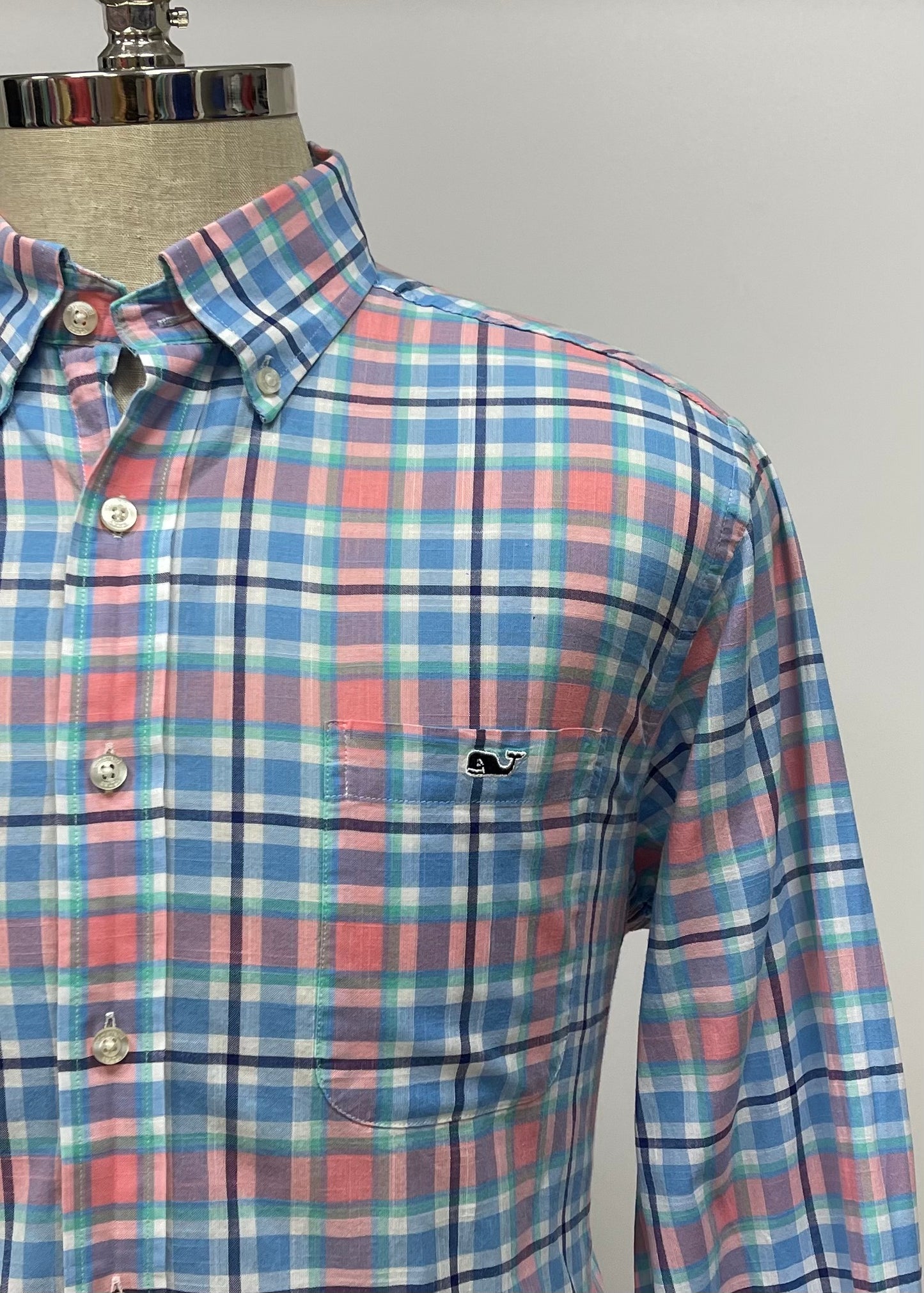 Camisa de botones Vineyard Vines 🐳 color azul de cuadros tartán en color celeste, blanco y rosado Talla L Entalle Slim Fit