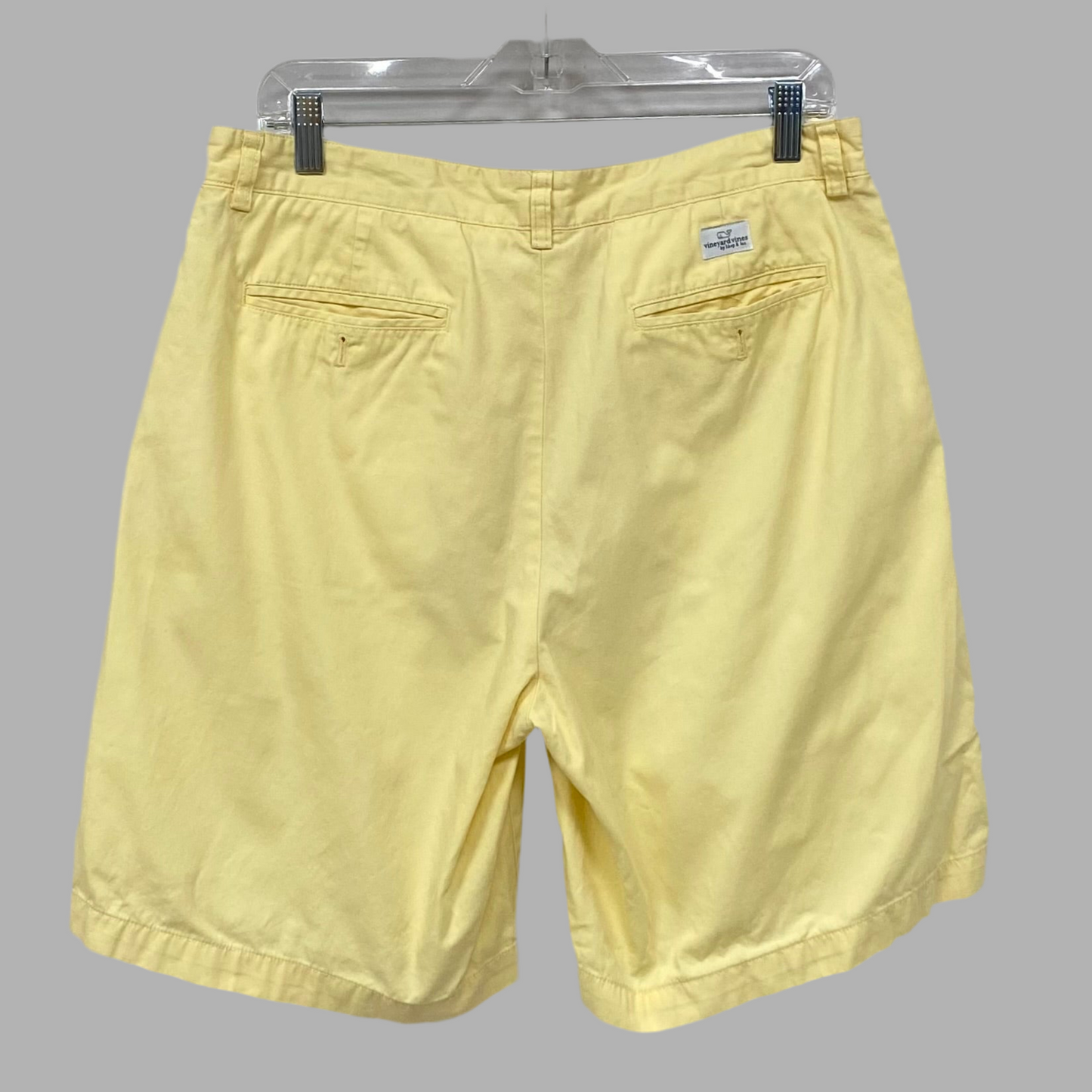 Short Casual Vineyard Vines 🐳 color amarillo claro talla 34