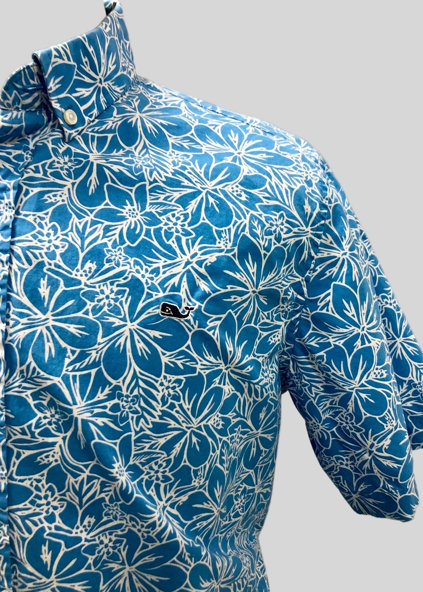 Camisa de botones Vineyard Vines 🐳 color azul con diseño de floral en blanco Talla L Entalle Regular