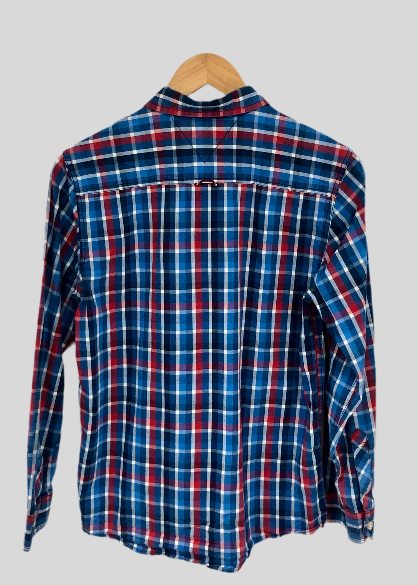 Camisa de niño Tommy Hilfiger 🇺🇸 con patron de cuadros en azul, rojo y blanco Talla L (16-18) Entalle Regular